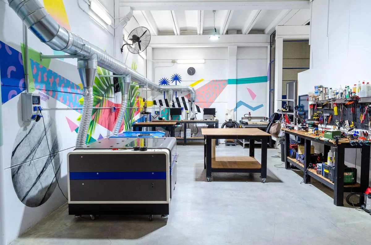 Máquina de marcado láser de fibra para metales en el taller de IDEÁTICA