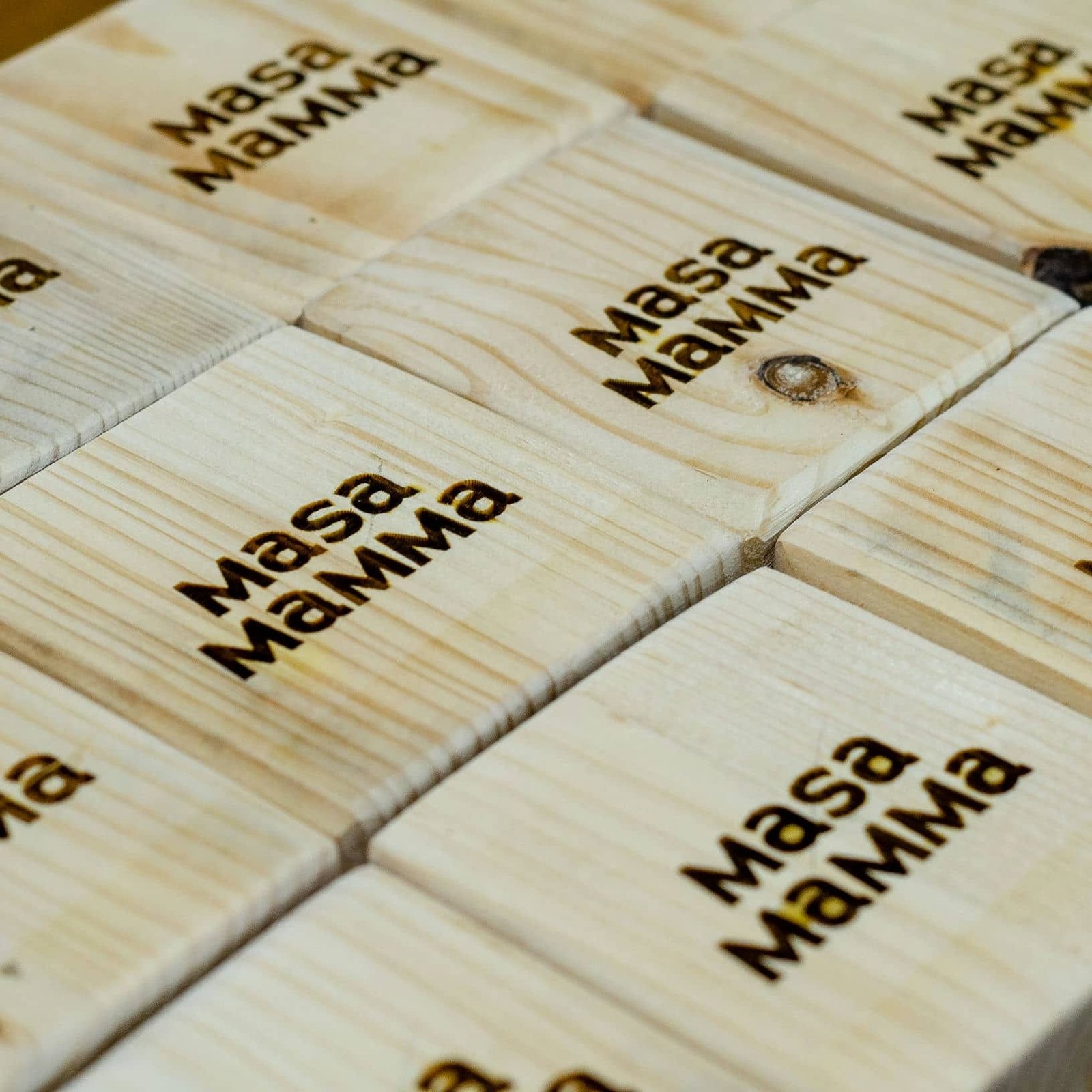 Branding de menaje y QR para MASA MAMMA, trabajo de IDEÁTICA
