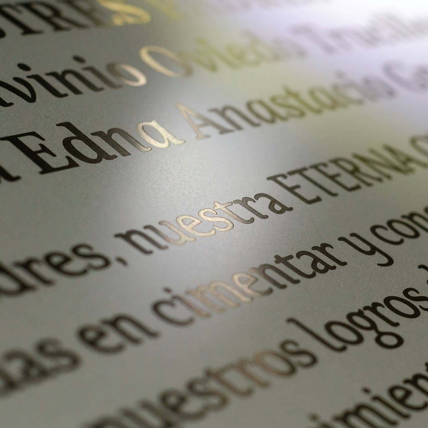 Chapa de aluminio con marcado láser de texto, trabajo de IDEÁTICA