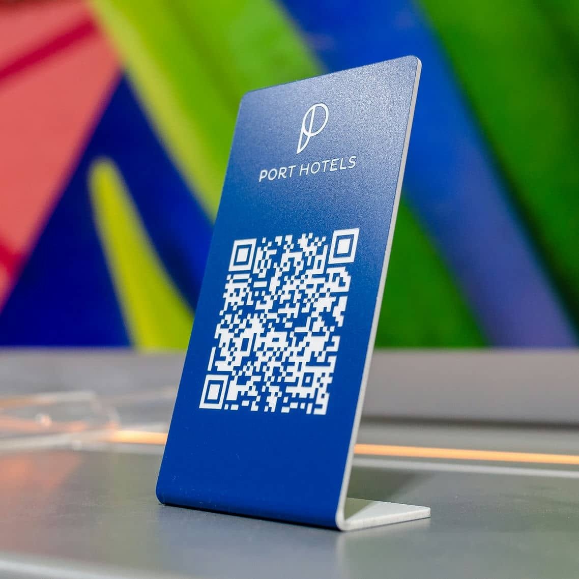 Chapas con QR para cadena PORT HOTELS, trabajo de IDEÁTICA