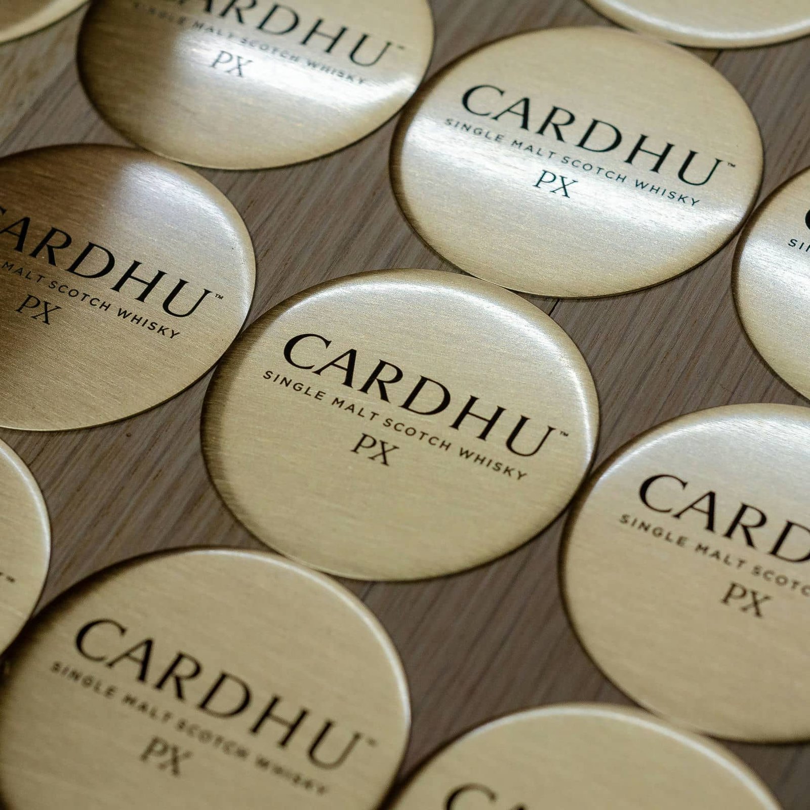 Chapas para barricas de CARDHU, trabajo de IDEÁTICA