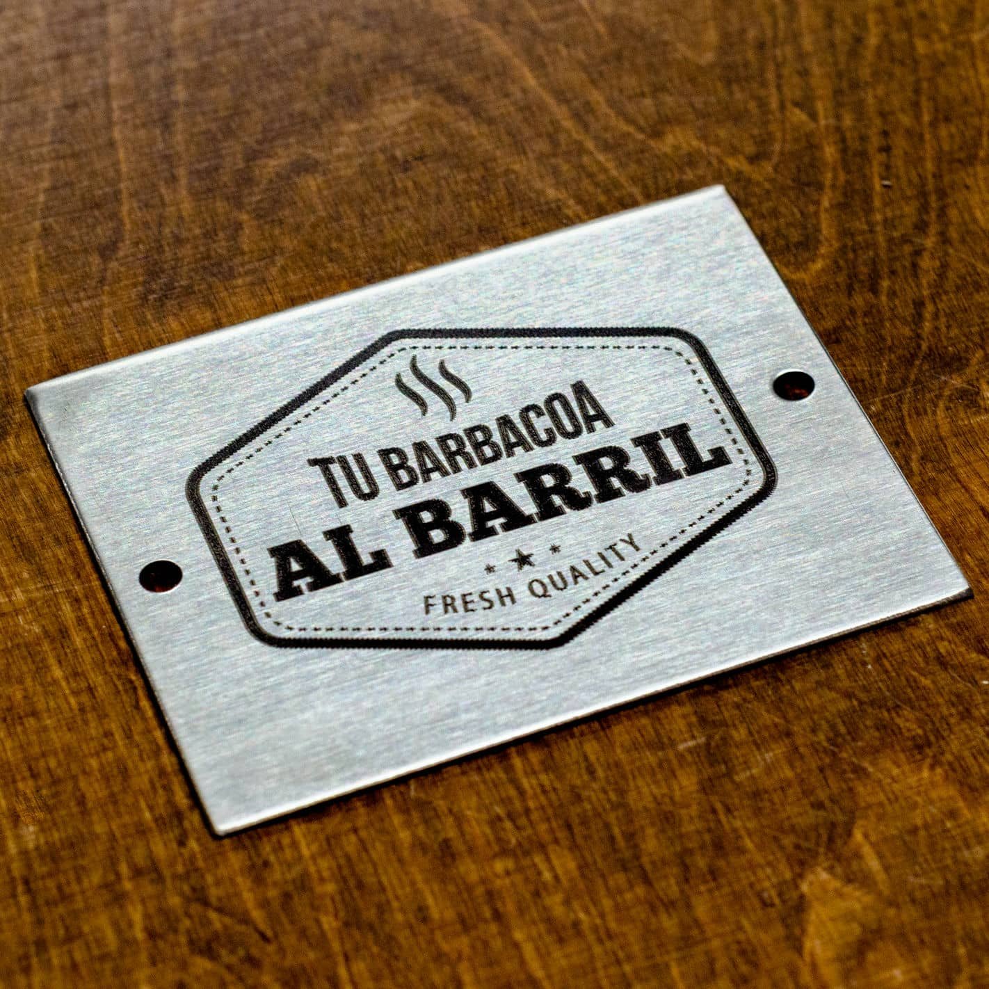 Chapas metálicas con grabado para TU BARBACOA AL BARRIL, trabajo de IDEÁTICA