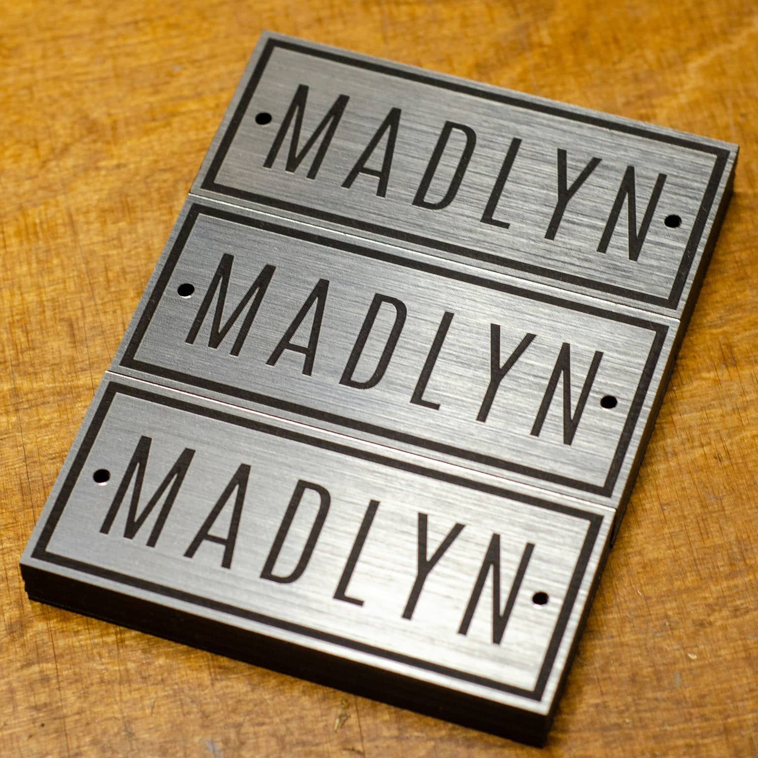 Chapas personalizadas para empresa MADLYN, trabajo de IDEÁTICA