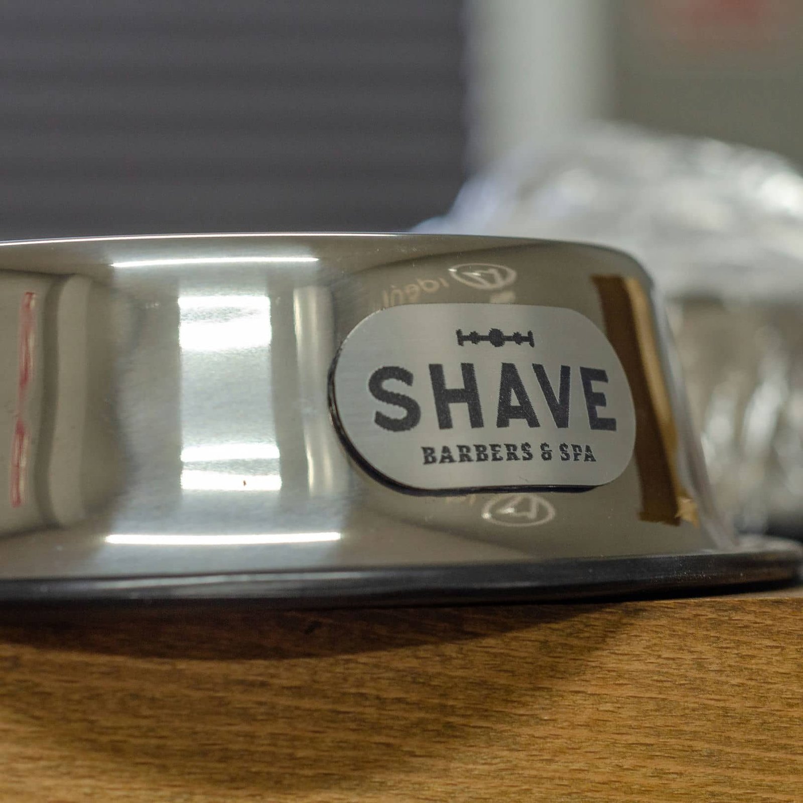 Chapas personalizadas para barbería SHAVE, trabajo de IDEÁTICA