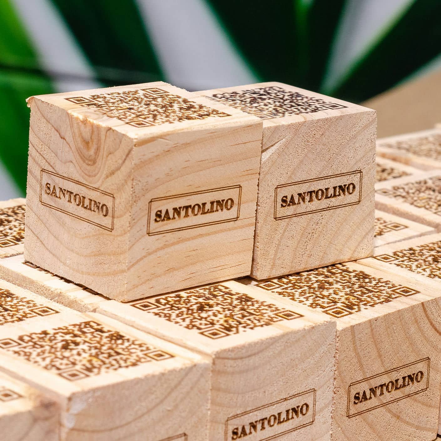 Cubos de madera con QR para restaurante SANTOLINO, trabajo de IDEÁTICA