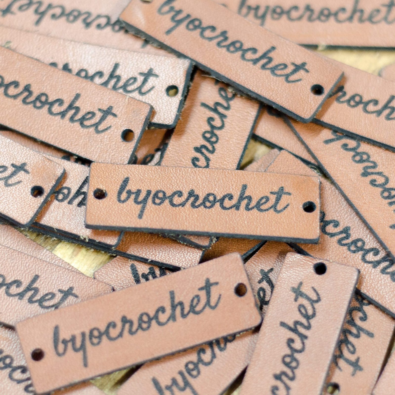 Etiquetas de cuero BYOCROCHET, trabajo de IDEÁTICA