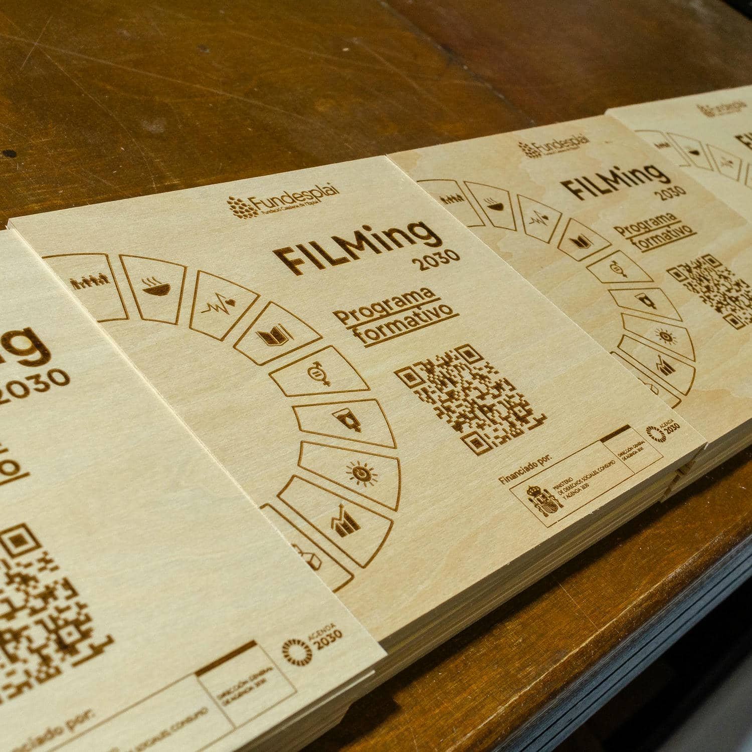 Flyers de madera para la fundación FUNDESPLAI, trabajo de IDEÁTICA