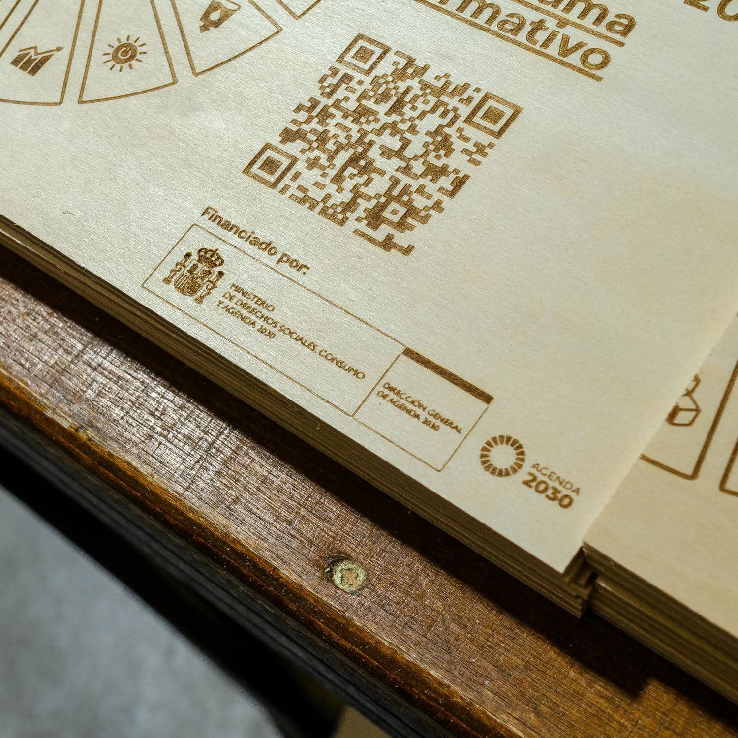 Flyers de madera para la fundación FUNDESPLAI, IDEÁTICA Madrid
