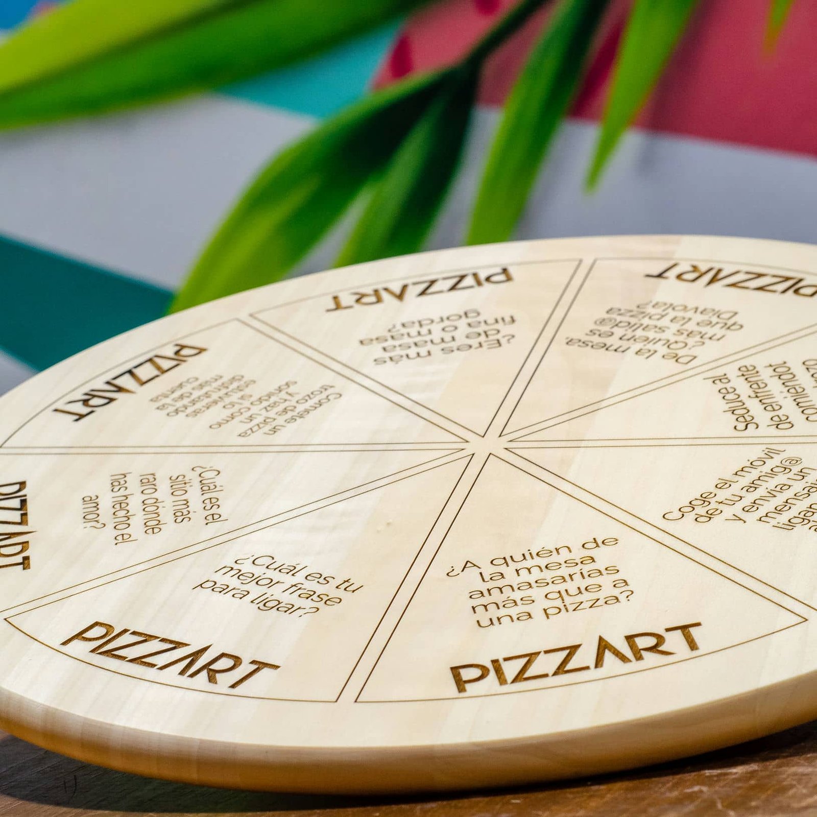 Grabado bases de madera para PIZZART, trabajo de IDEÁTICA
