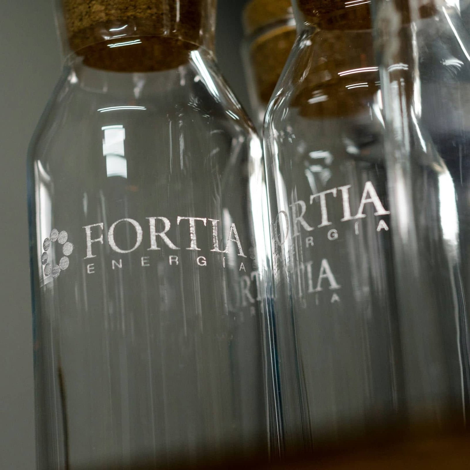Grabado botellas de cristal para FORTIA, trabajo de IDEÁTICA