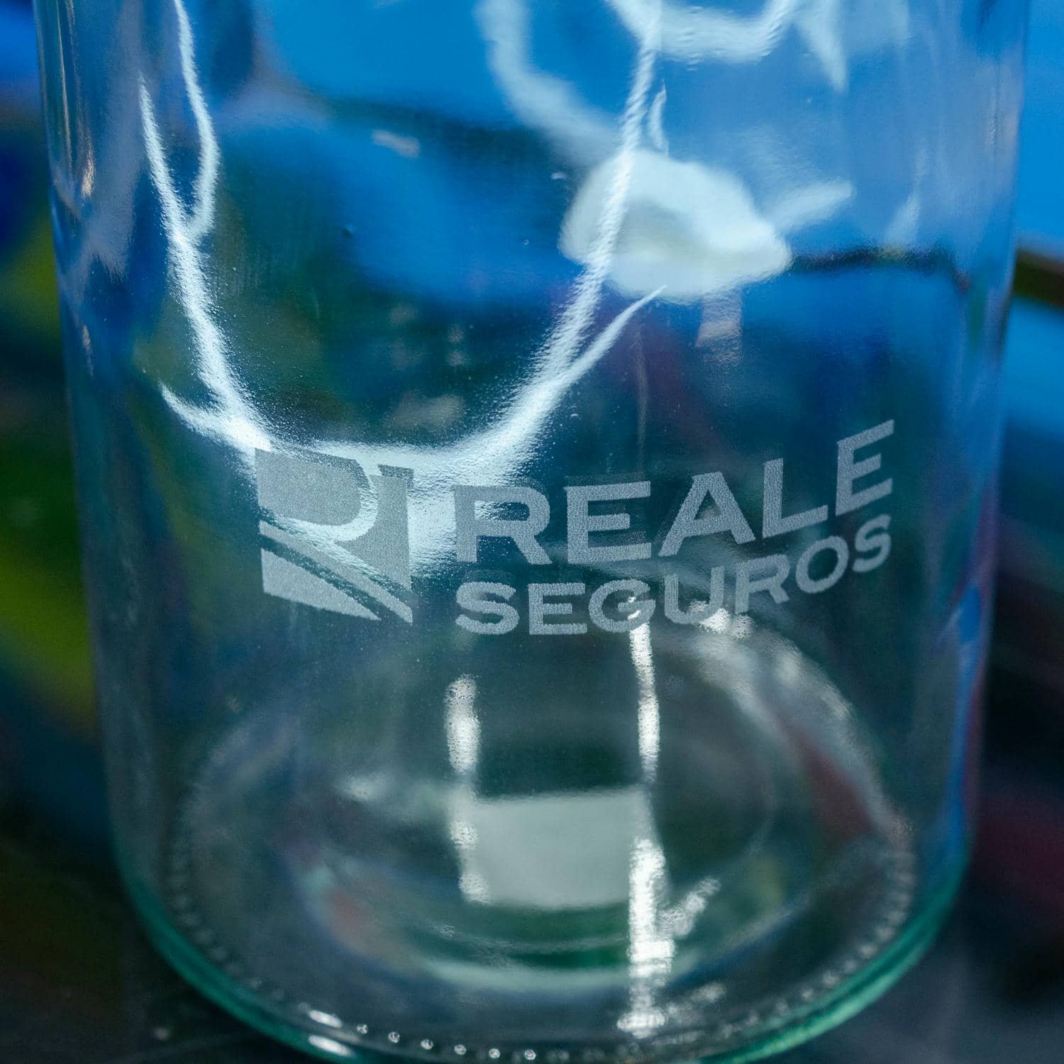Grabado botellas de cristal para REALE SEGUROS, trabajo de IDEÁTICA