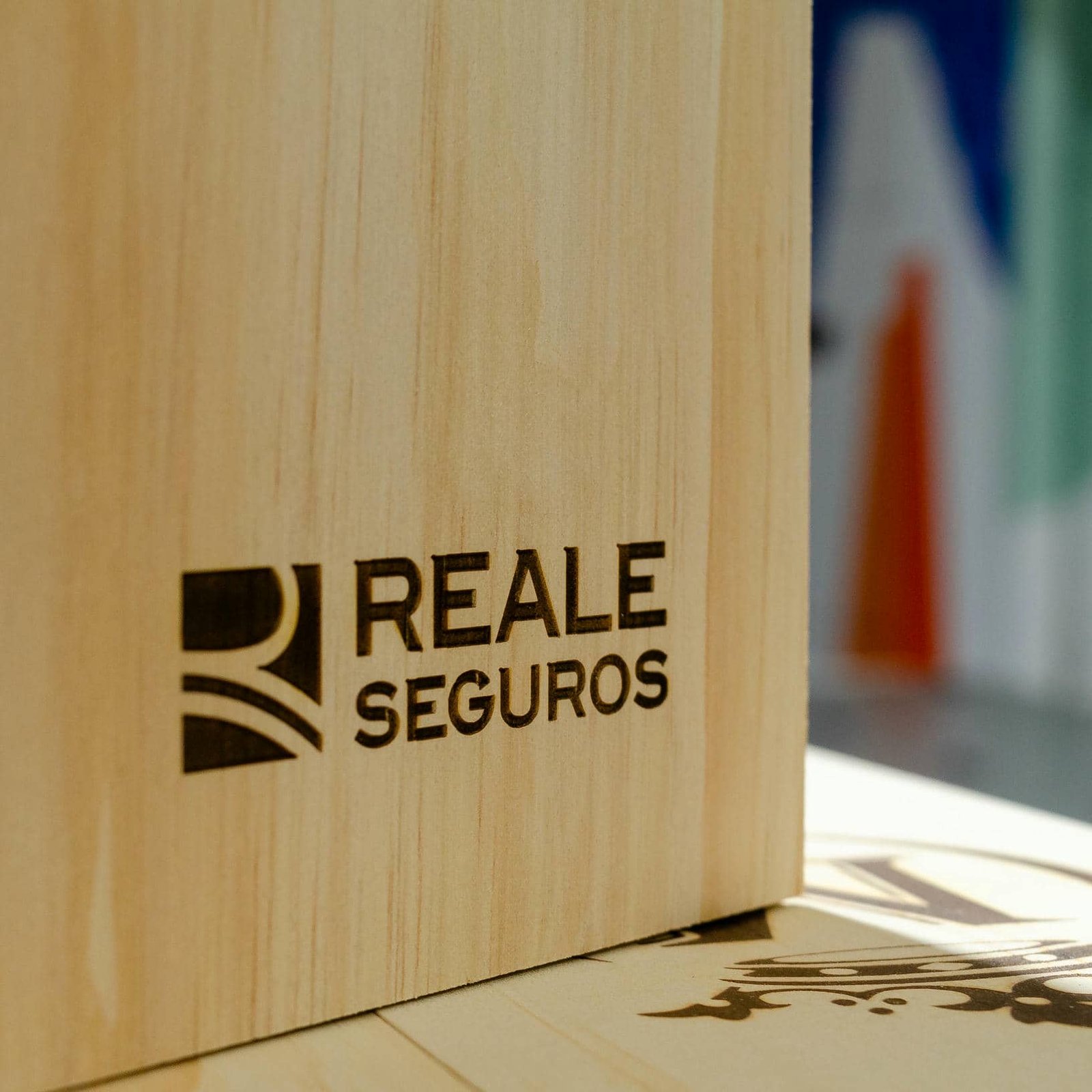 Personalización de cajas de vino para REALE, trabajo de IDEÁTICA