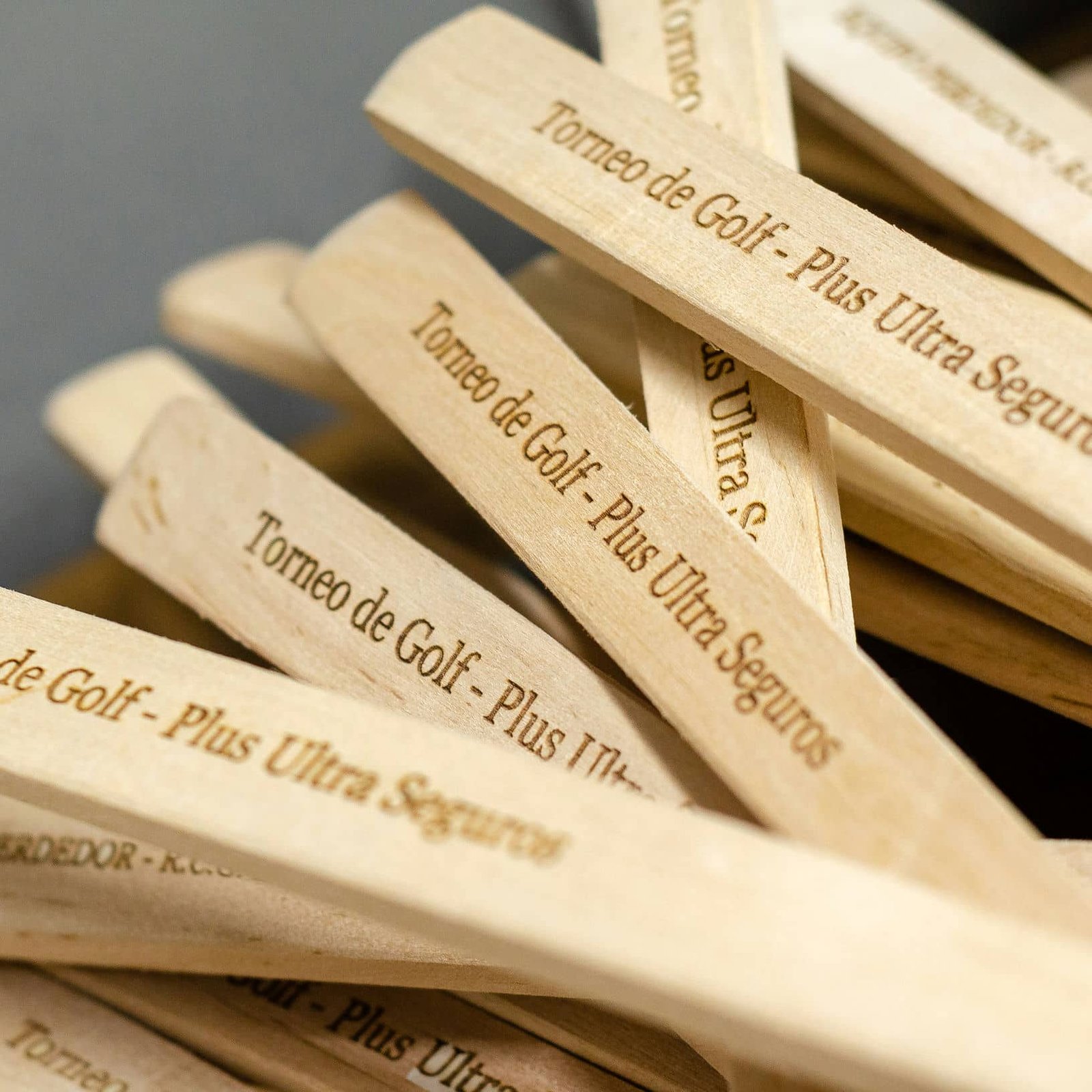 Personalización de cucharas de madera para PLUS ULTRA, trabajo de IDEÁTICA