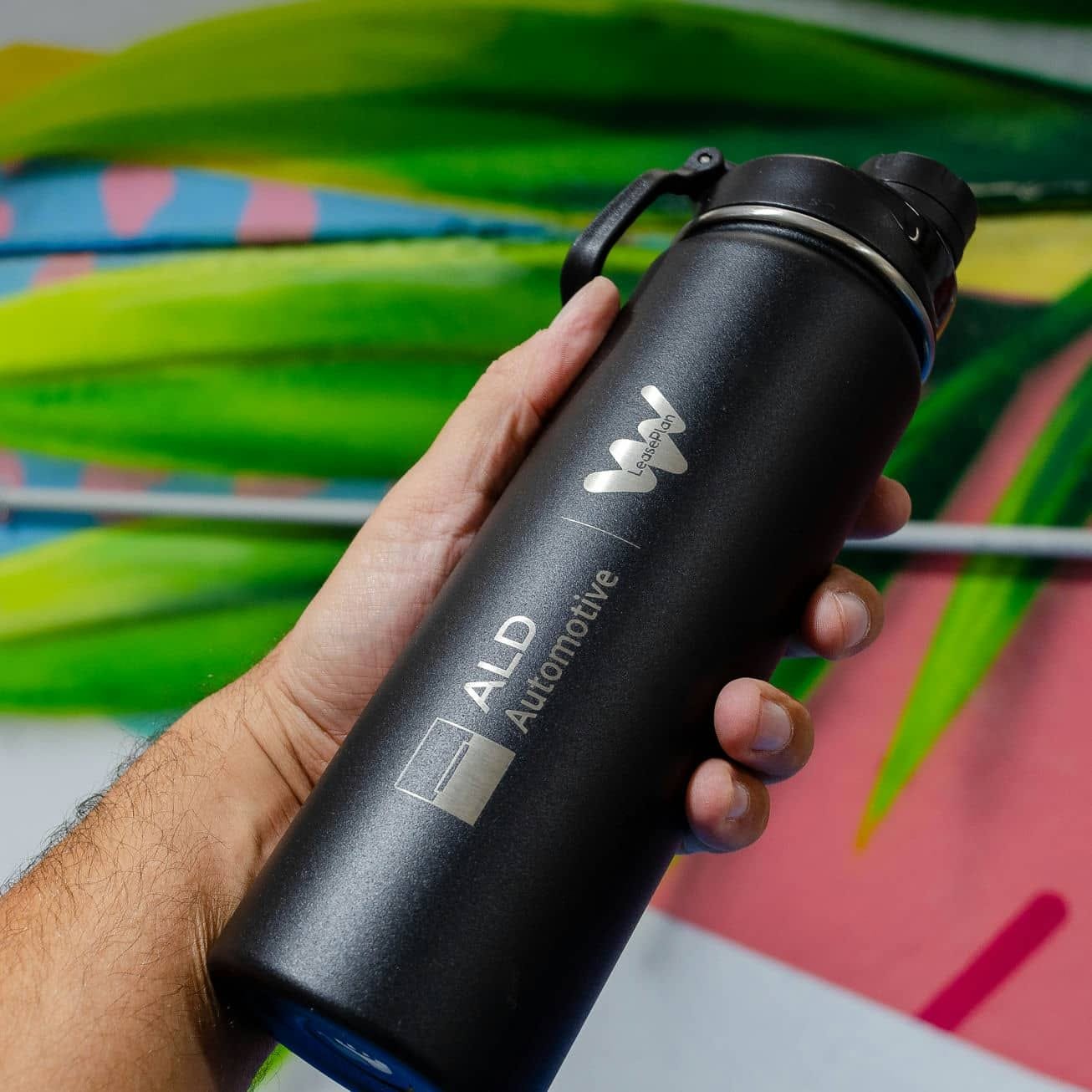 Grabado de botellas térmicas para ADL, trabajo de IDEÁTICA