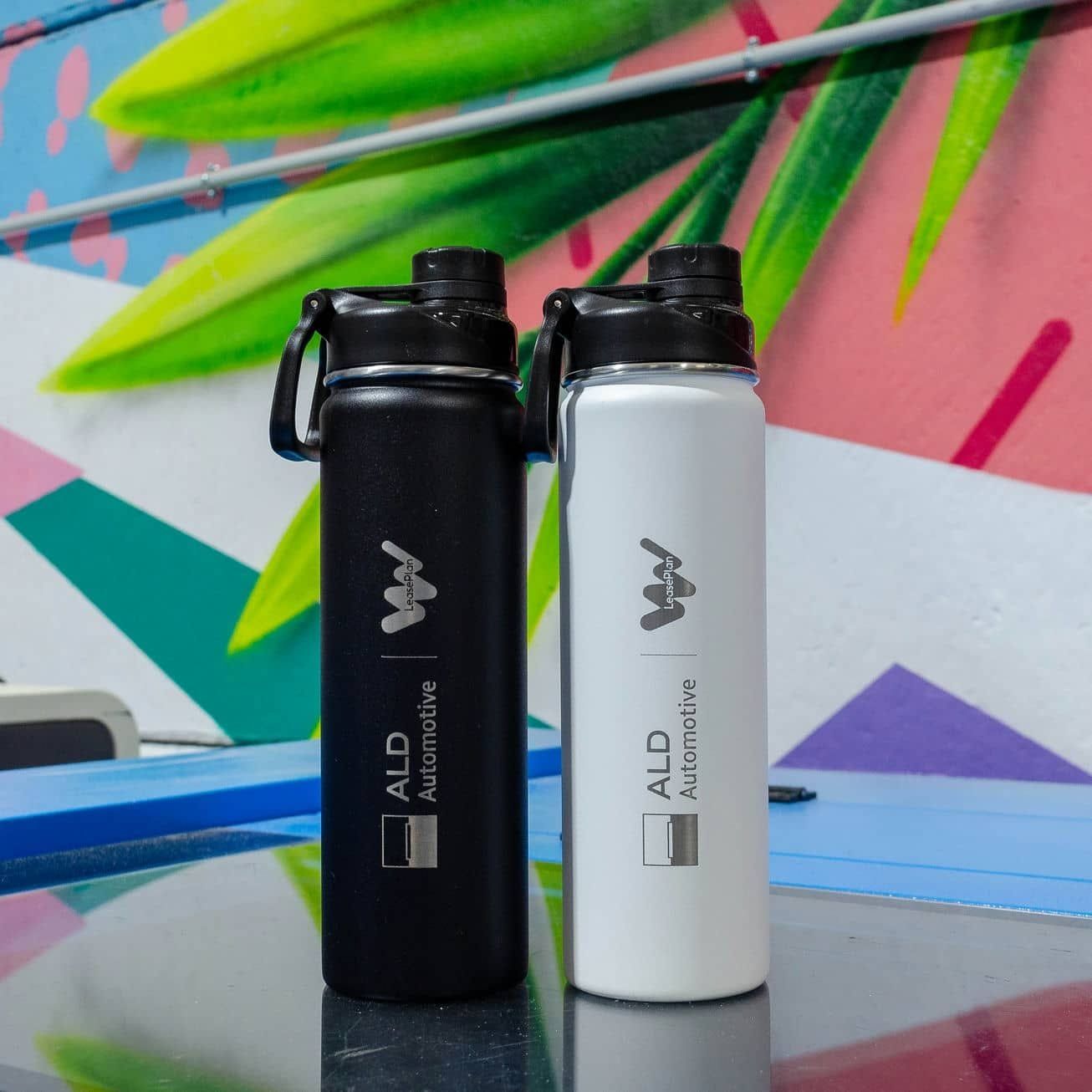 Grabado de botellas térmicas para ADL, IDEÁTICA Madrid