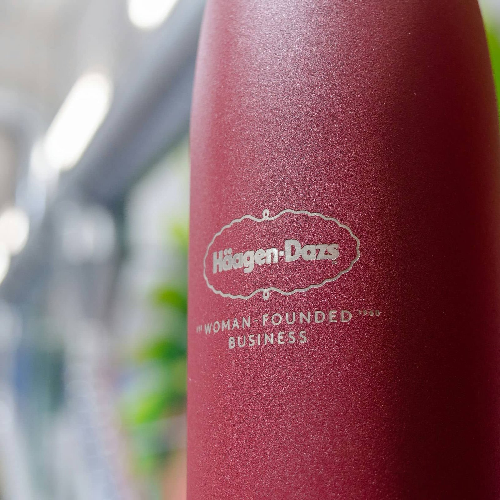Grabado de botellas térmicas para HÄAGEN-DAZS, trabajo de IDEÁTICA