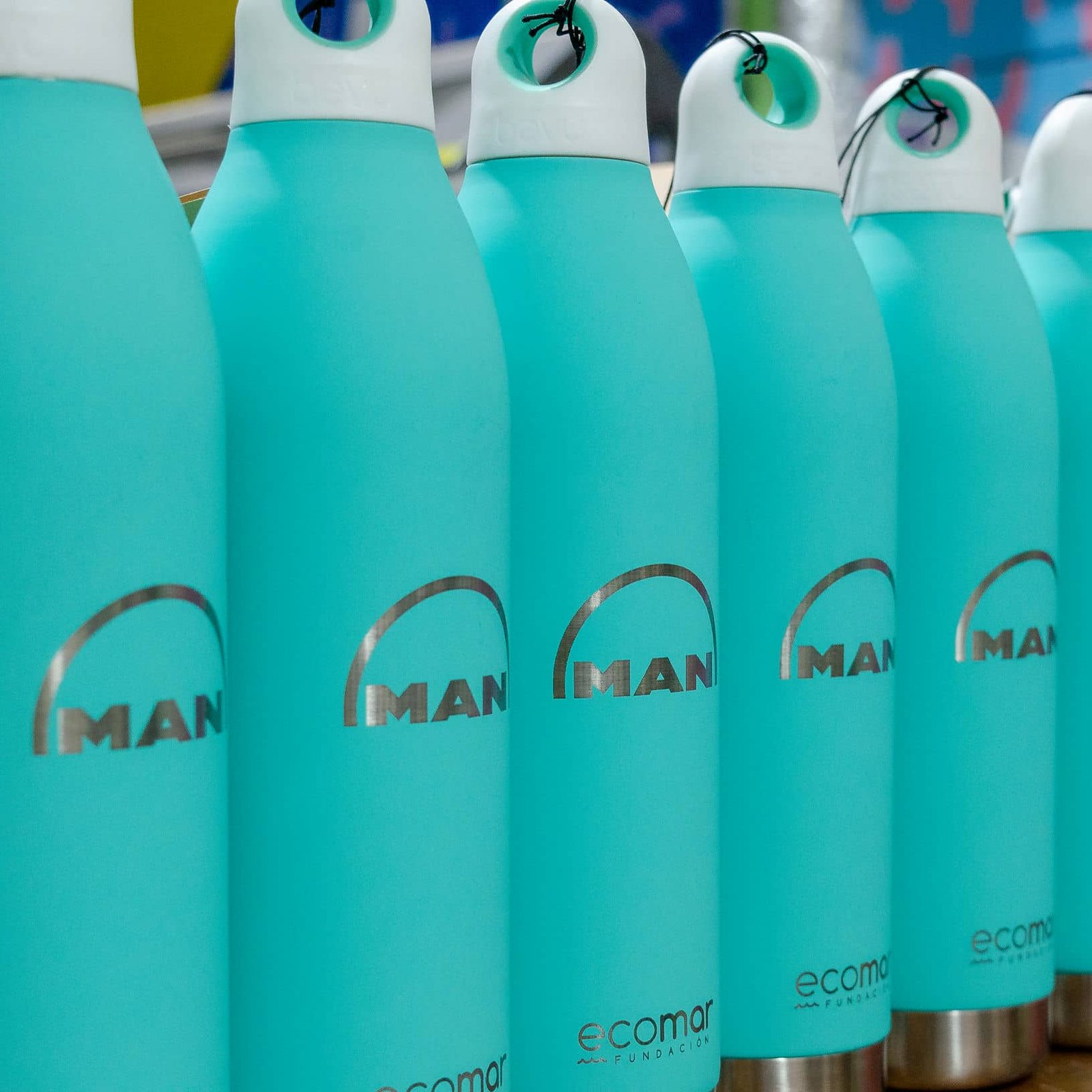 Grabado de botellas térmicas para MAN Y ECOMAR, trabajo de IDEÁTICA