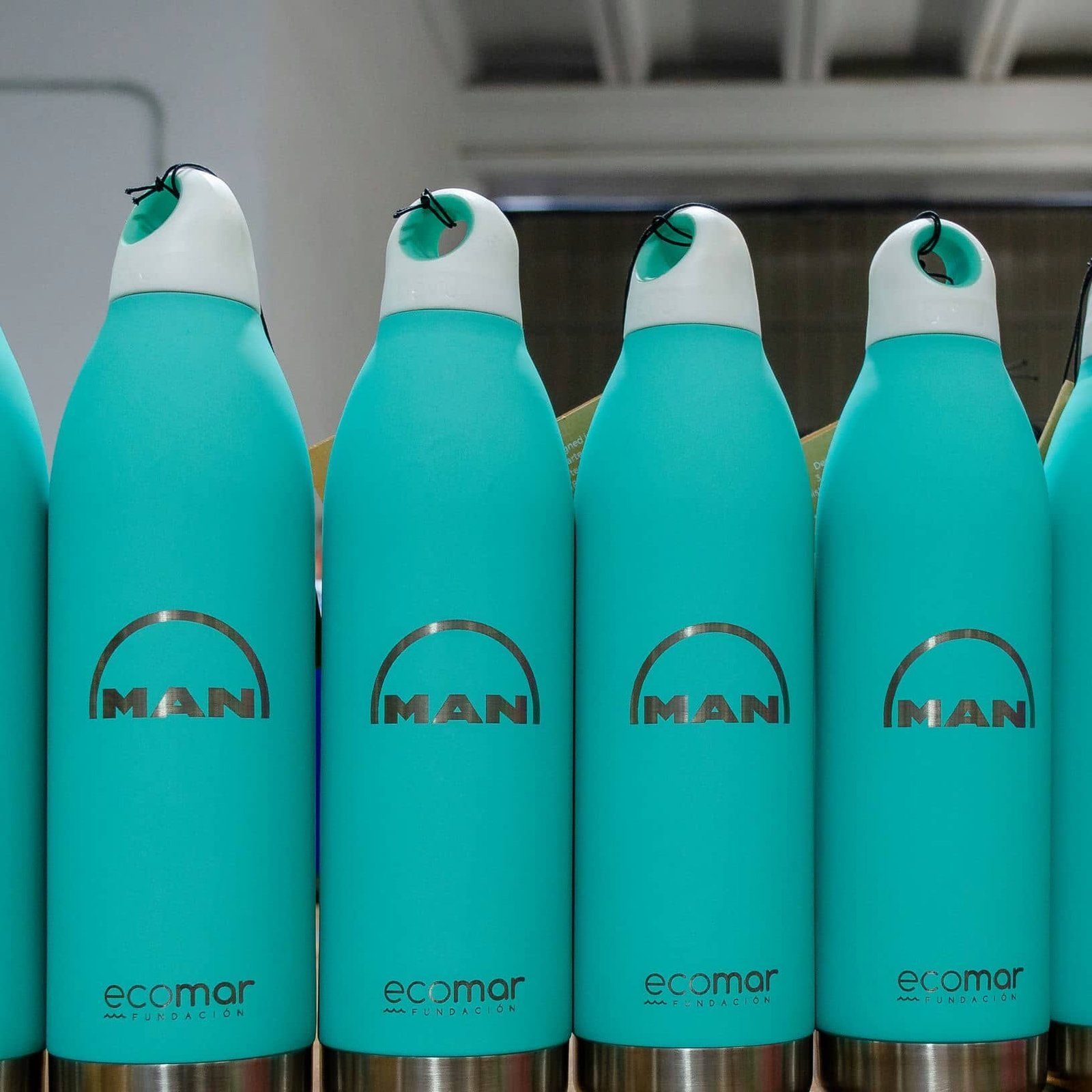 Grabado de botellas térmicas para MAN Y ECOMAR, IDEÁTICA Madrid