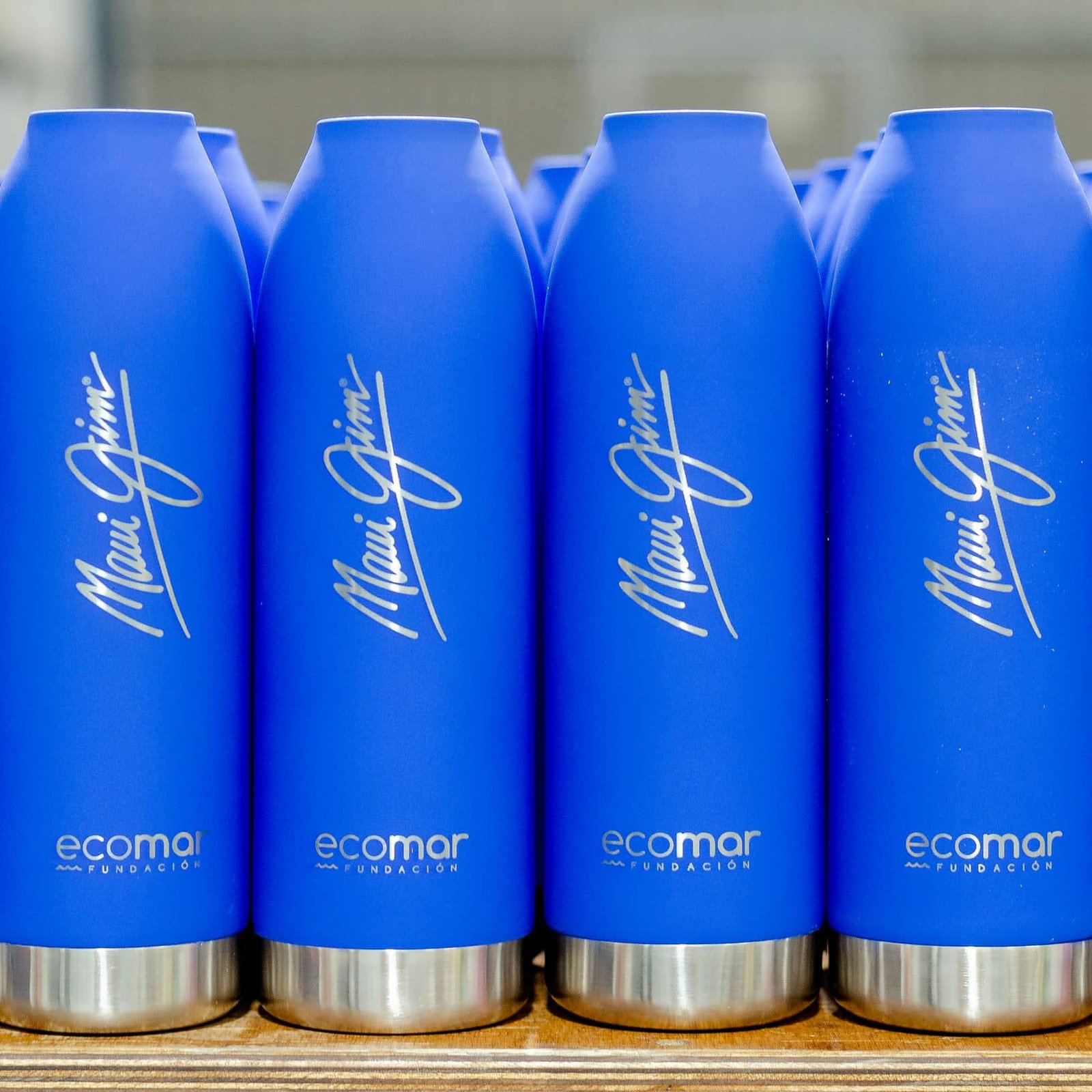 Grabado de botellas térmicas para MAUI JIM Y ECOMAR, trabajo de IDEÁTICA