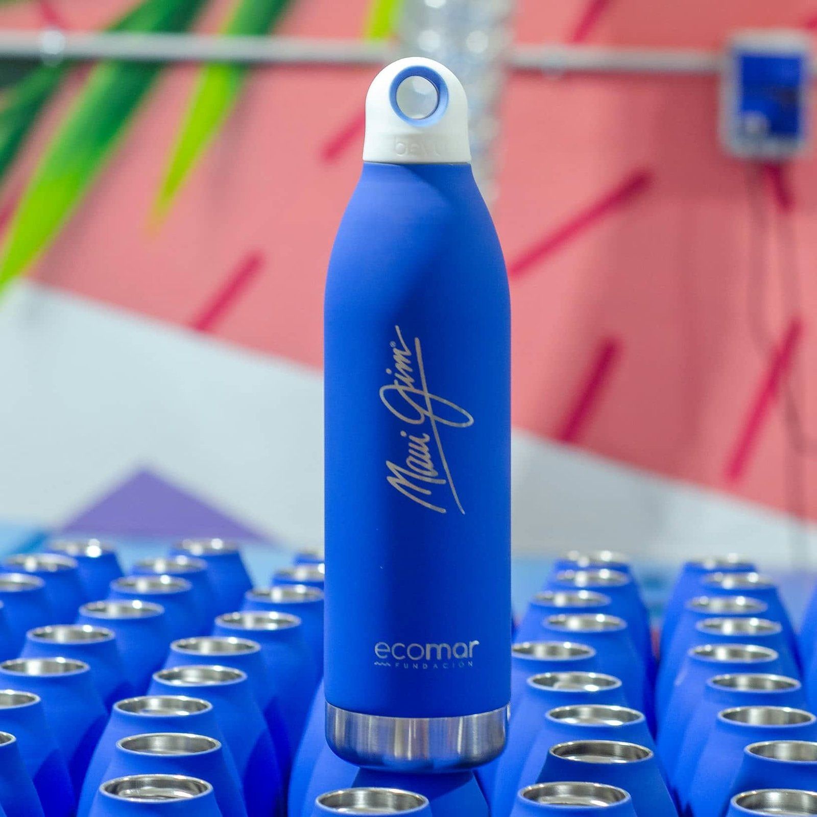 Grabado de botellas térmicas para MAUI JIM Y ECOMAR, IDEÁTICA Madrid