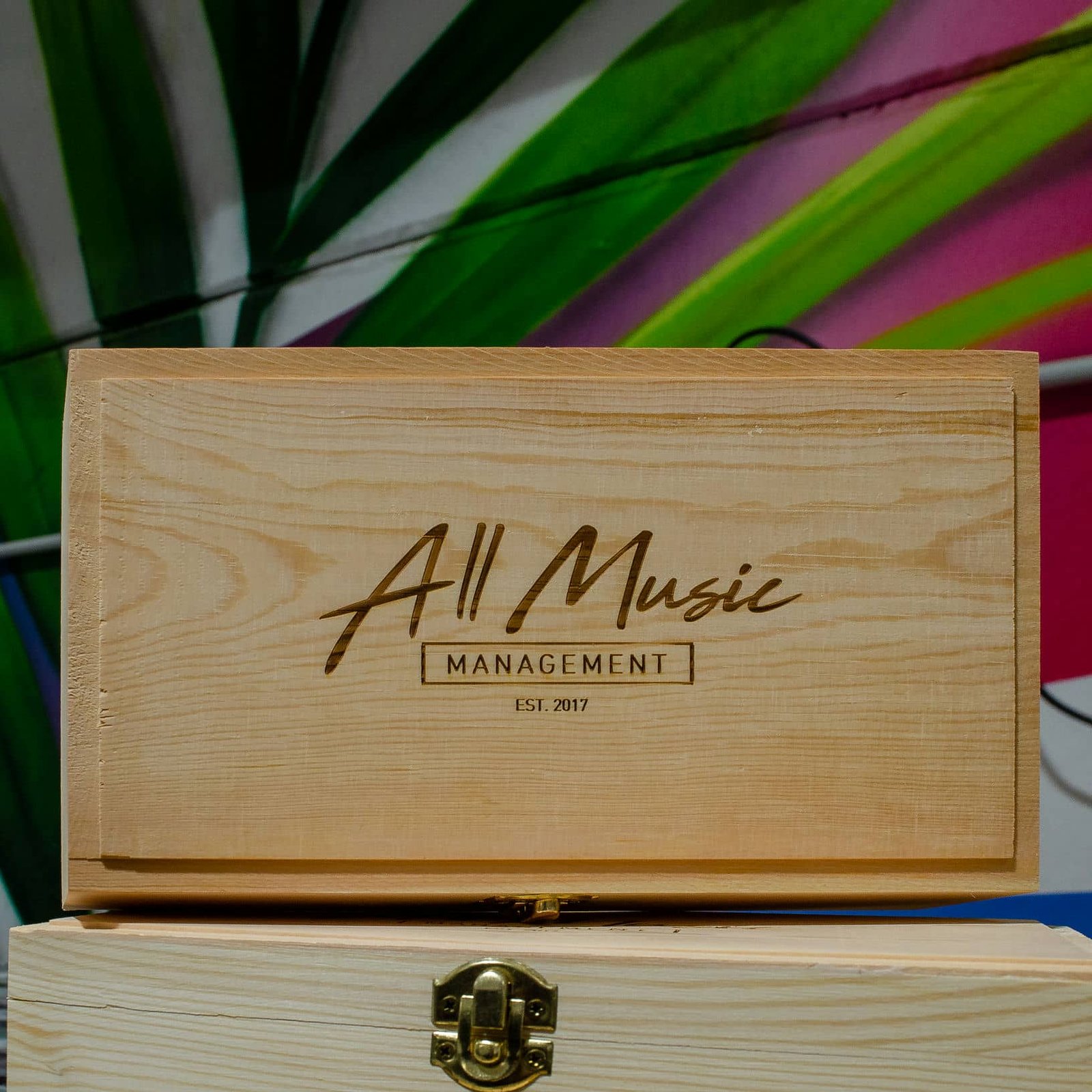 Grabado de cajas de madera para ALL MUSIC, trabajo de IDEÁTICA