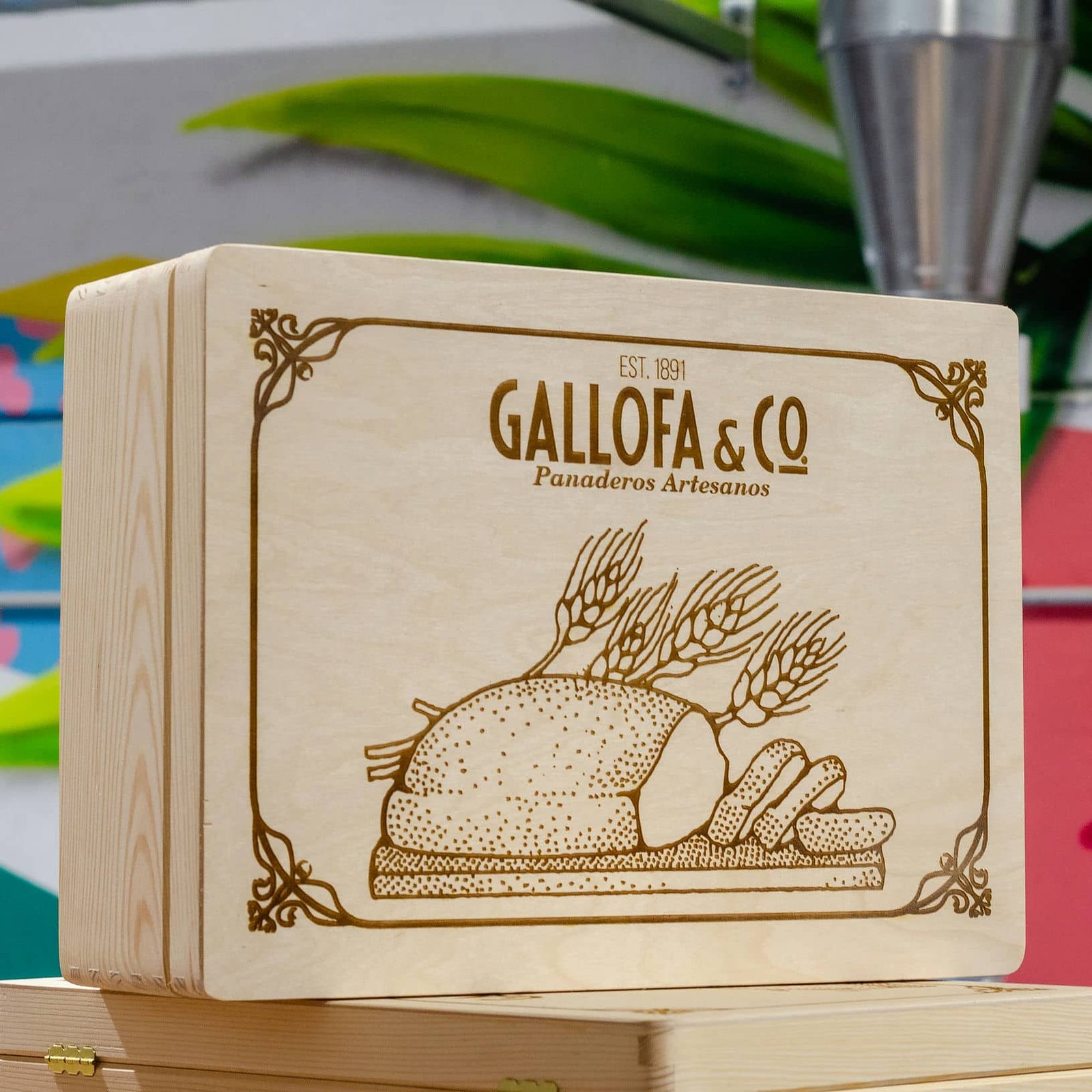 Grabado de cajas de madera para GALLOFA & CO, trabajo de IDEÁTICA