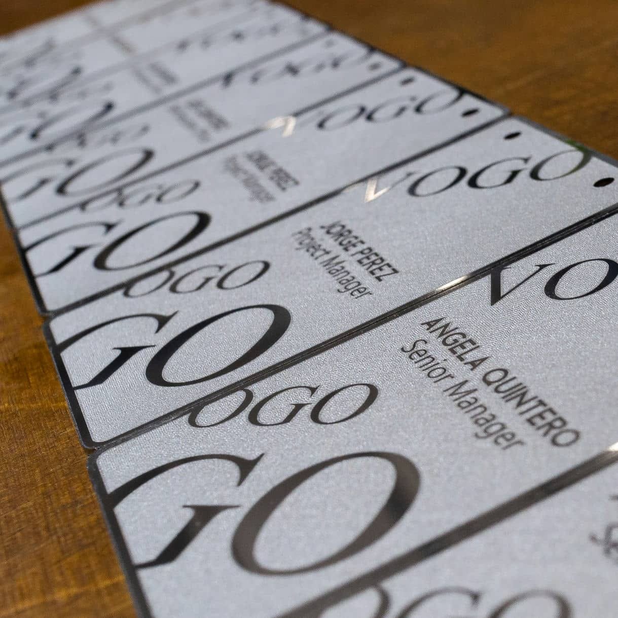 Chapas de acero con grabado láser en negativo para evento corporativo de VOGO