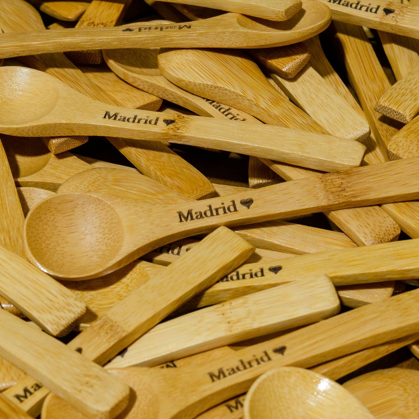 Grabado de cucharas para souvenirs, trabajo de IDEÁTICA