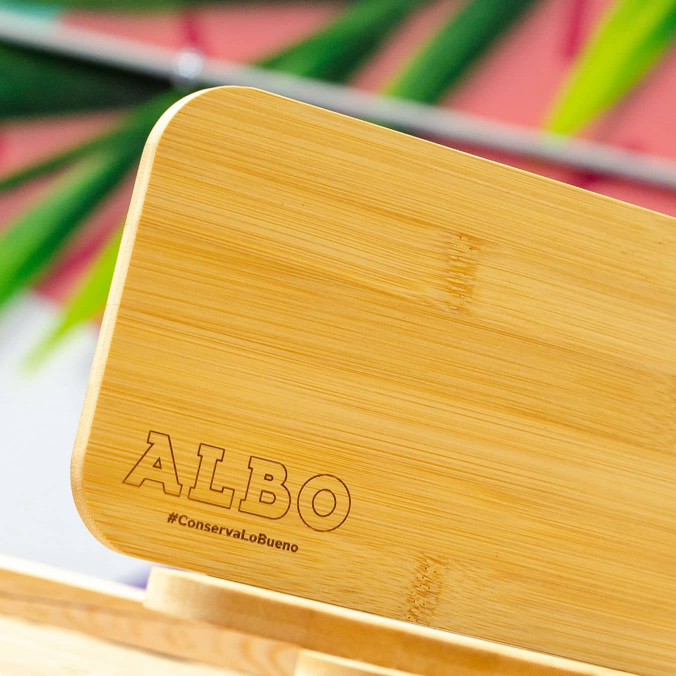 Grabado de logo sobre tabla de bambú para ALBO, trabajo de IDEÁTICA
