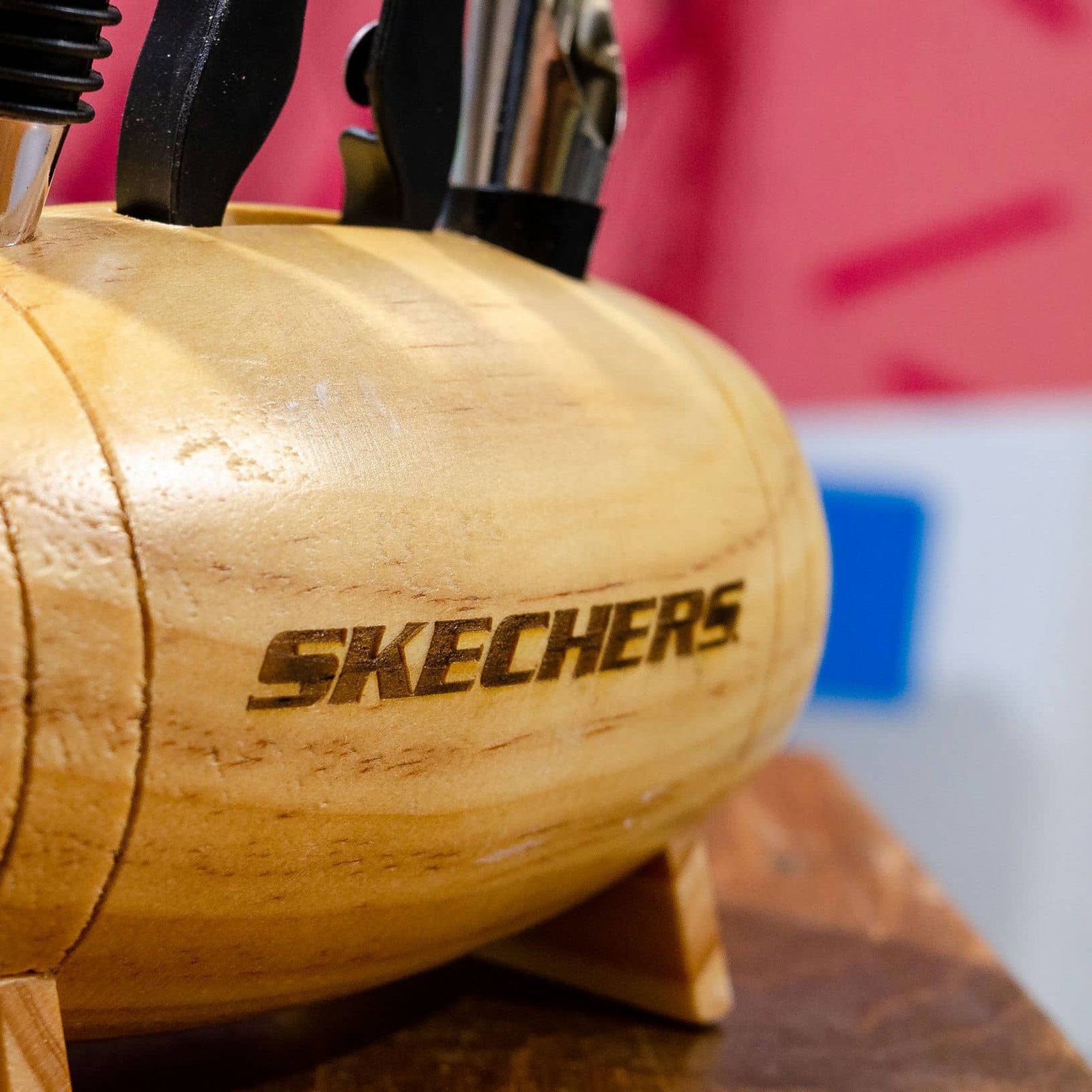 Grabado de regalos corporativos de SKECHERS, trabajo de IDEÁTICA