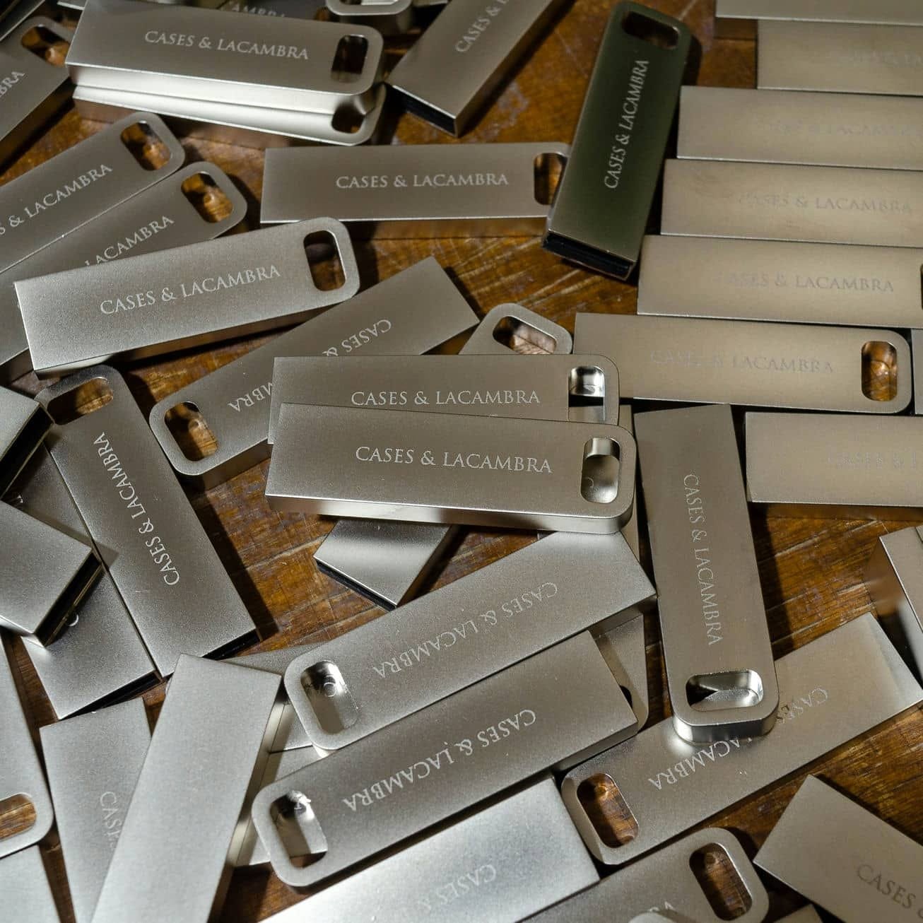 Grabado de USB para la CASES & LACAMBRA, trabajo de IDEÁTICA
