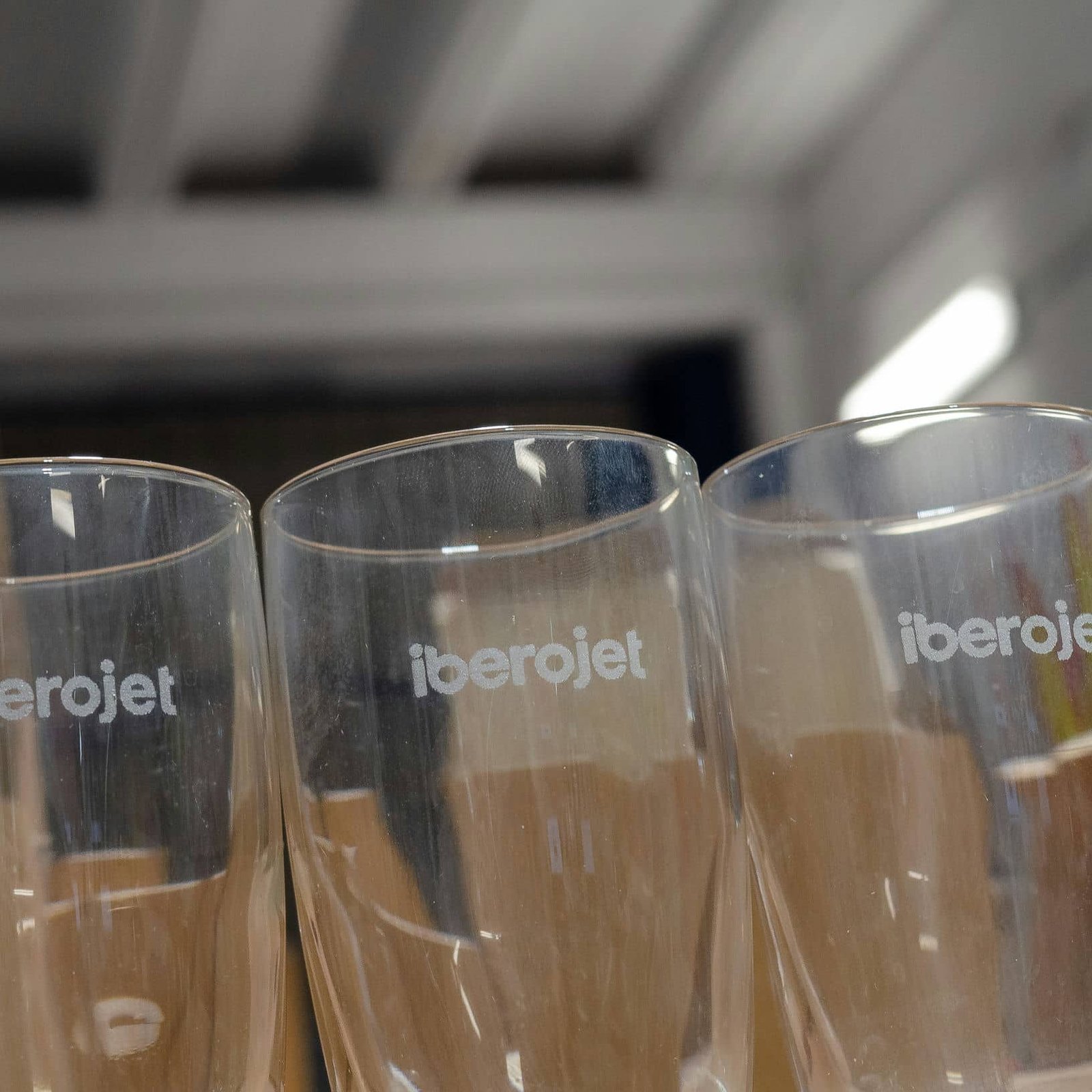 Grabado de vasos para IBEROJET, trabajo de IDEÁTICA