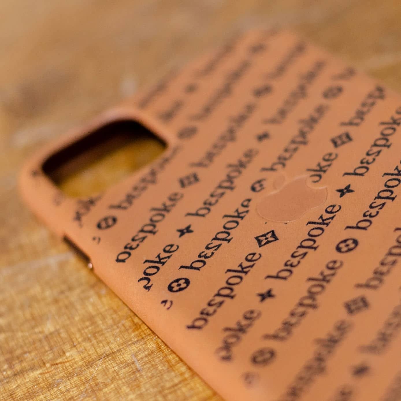 Grabado de funda de cuero, trabajo de IDEÁTICA
