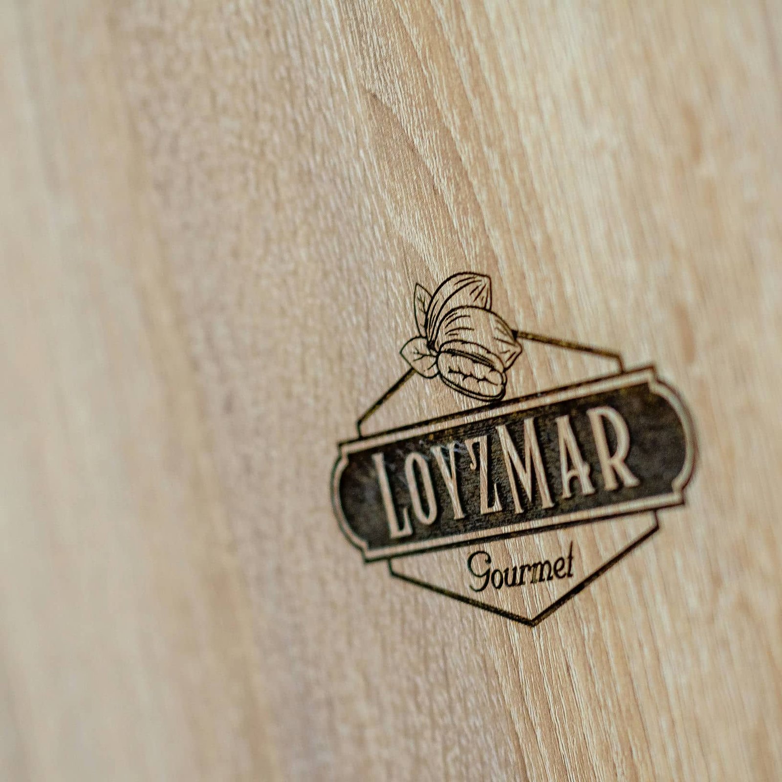 Grabado de logo sobre madera para LOYZMAR, trabajo de IDEÁTICA
