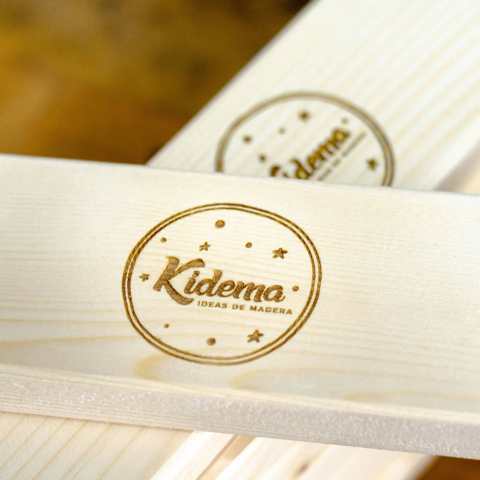 Grabado de marca sobre madera, trabajo de IDEÁTICA
