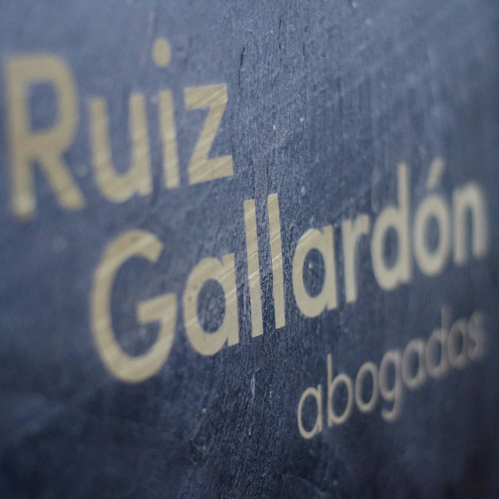 Rótulo en pizarra para RUIZ GALLARDÓN ABOGADOS, trabajo de IDEÁTICA