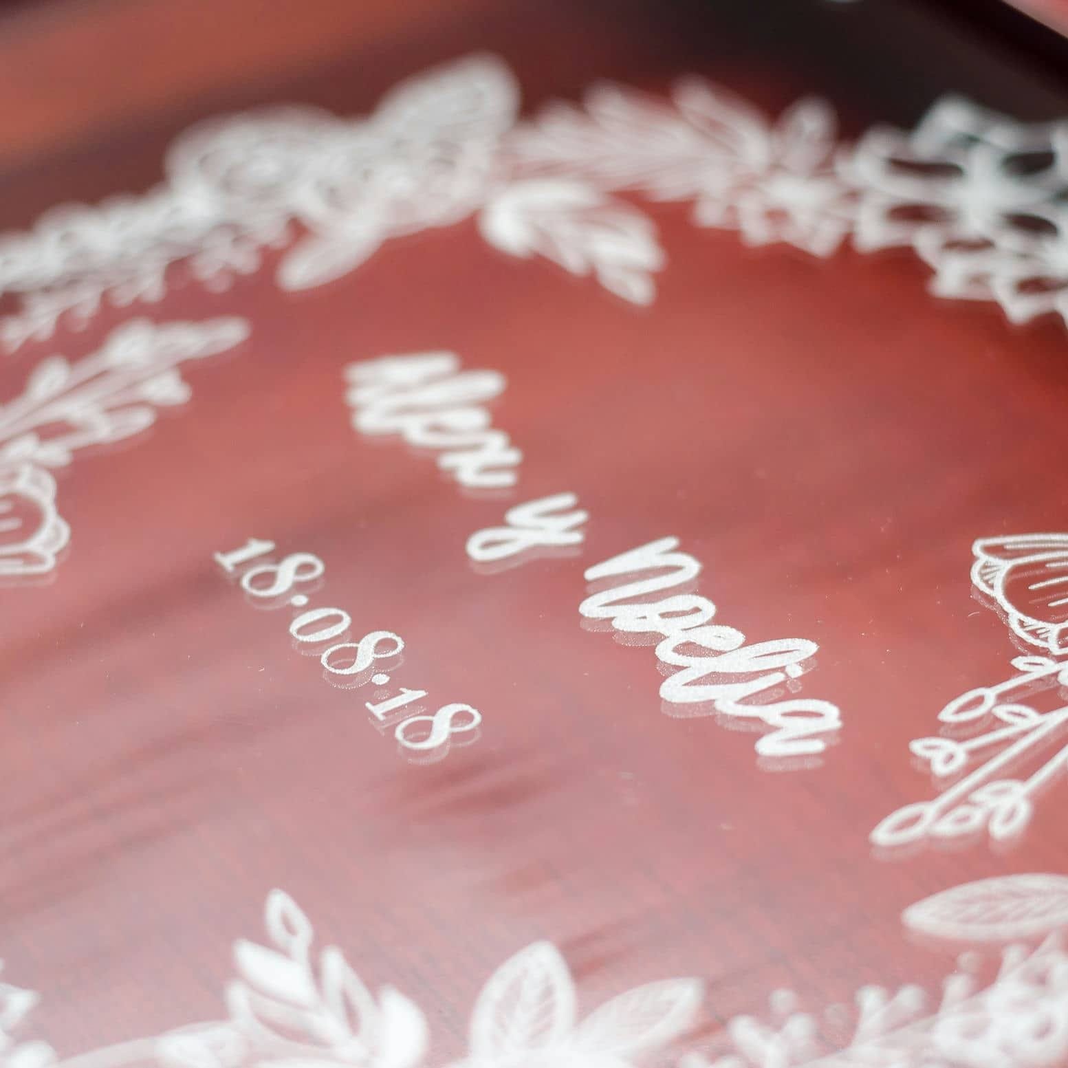 Grabado tapa de cristal para boda, trabajo de IDEÁTICA