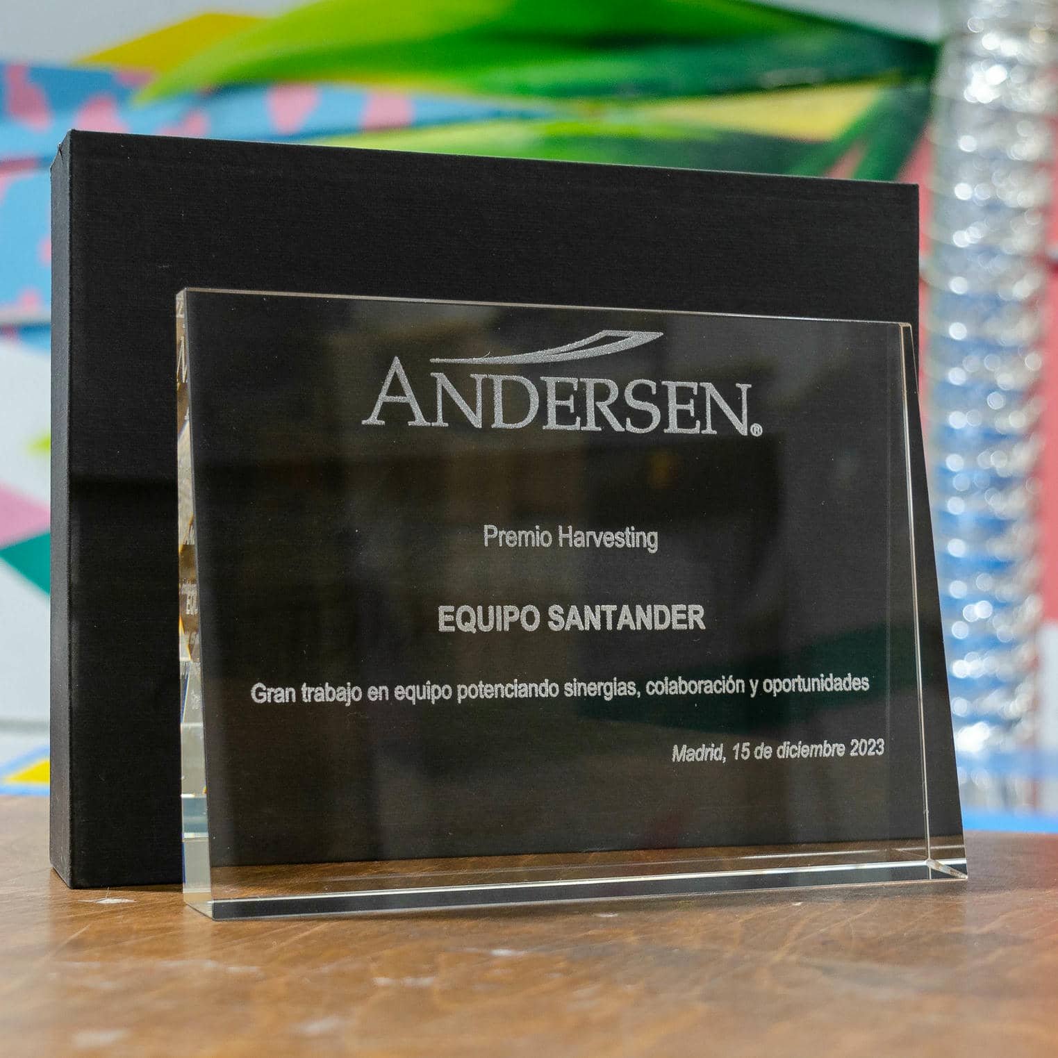 Grabado de trofeos de cristal para ANDERSEN, trabajo de IDEÁTICA