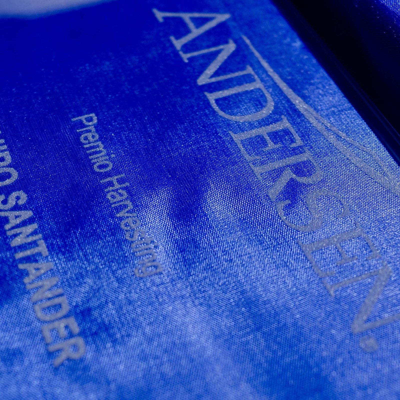 Grabado de trofeos de cristal para ANDERSEN, IDEÁTICA Madrid