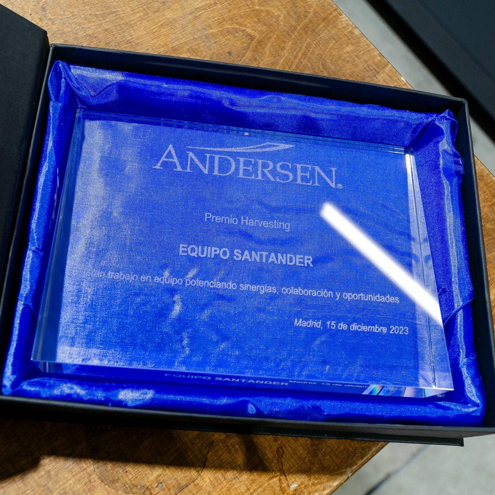 Grabado de trofeos de cristal para ANDERSEN, IDEÁTICA Madrid