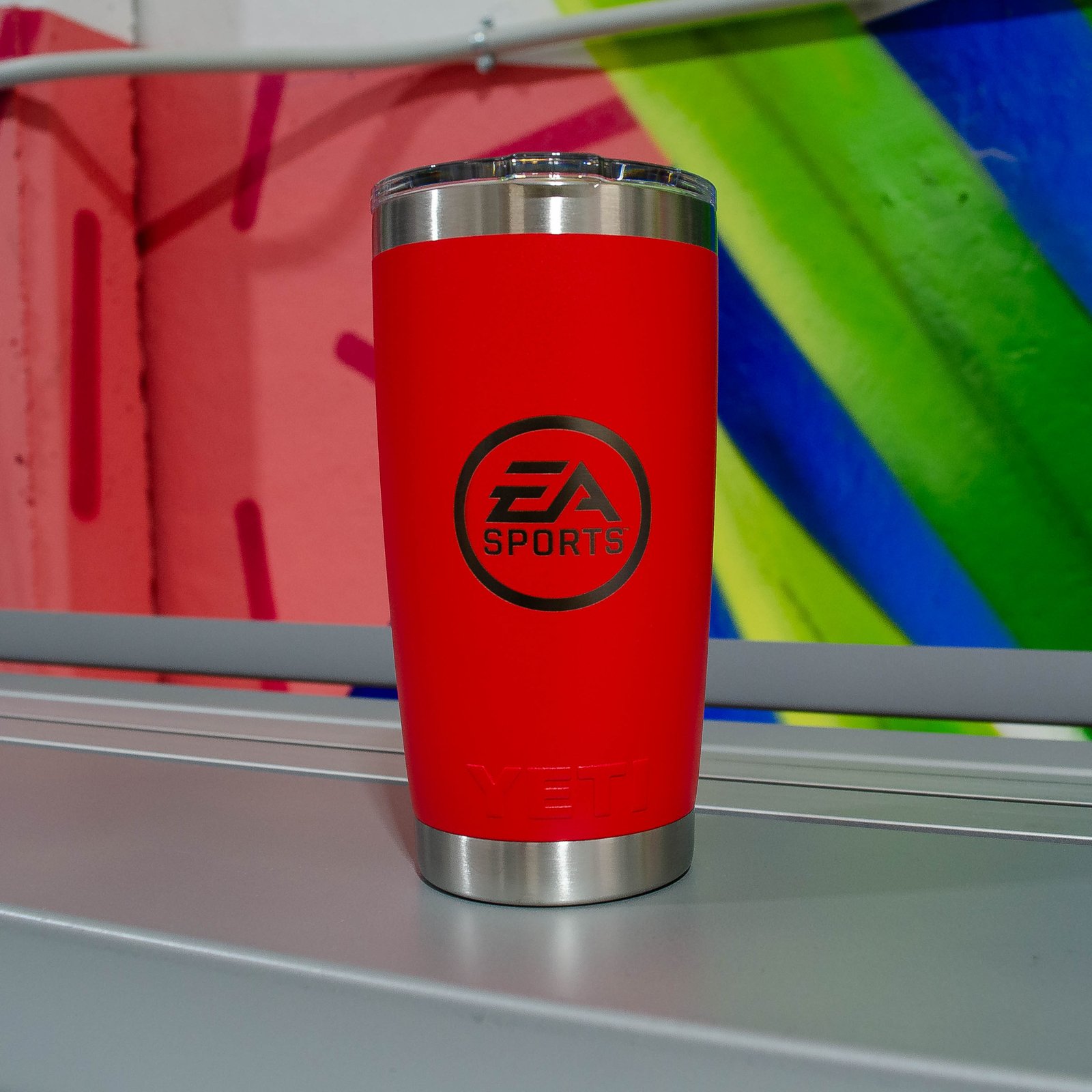 Grabado de vasos térmicos para EA Sports, trabajo de IDEÁTICA