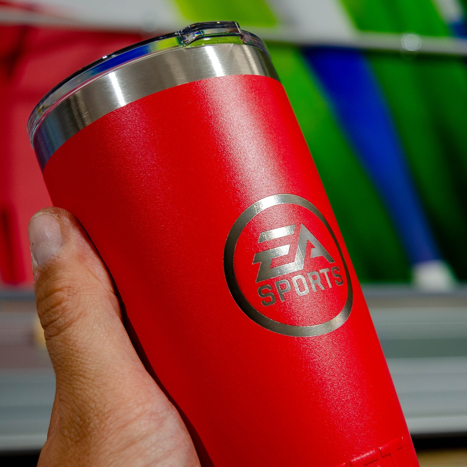 Detalle del grabado del logo EA Sports sobre vaso YETI rojo con acabado en acero satinado