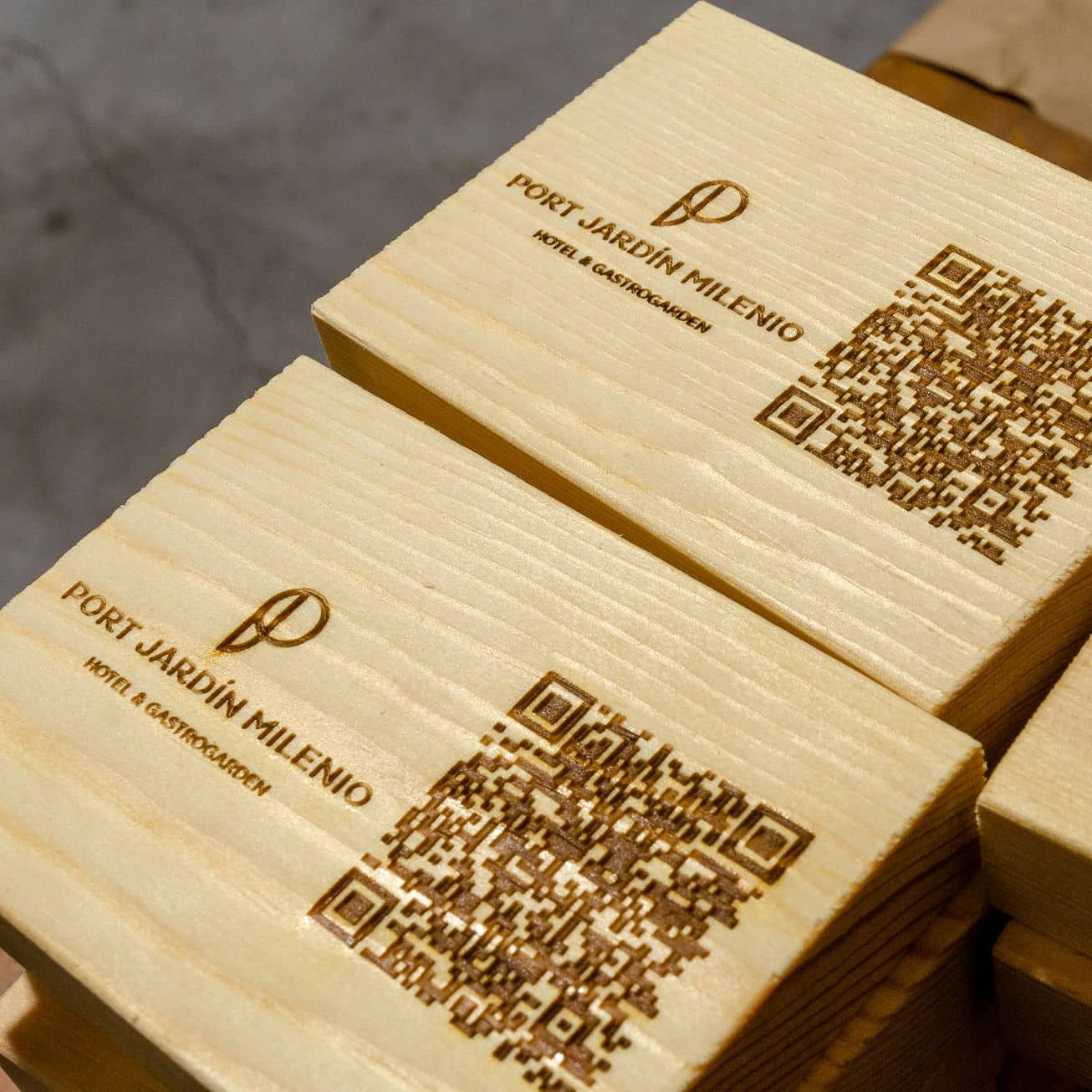 Maderas con QR para cadena PORT HOTELS, trabajo de IDEÁTICA