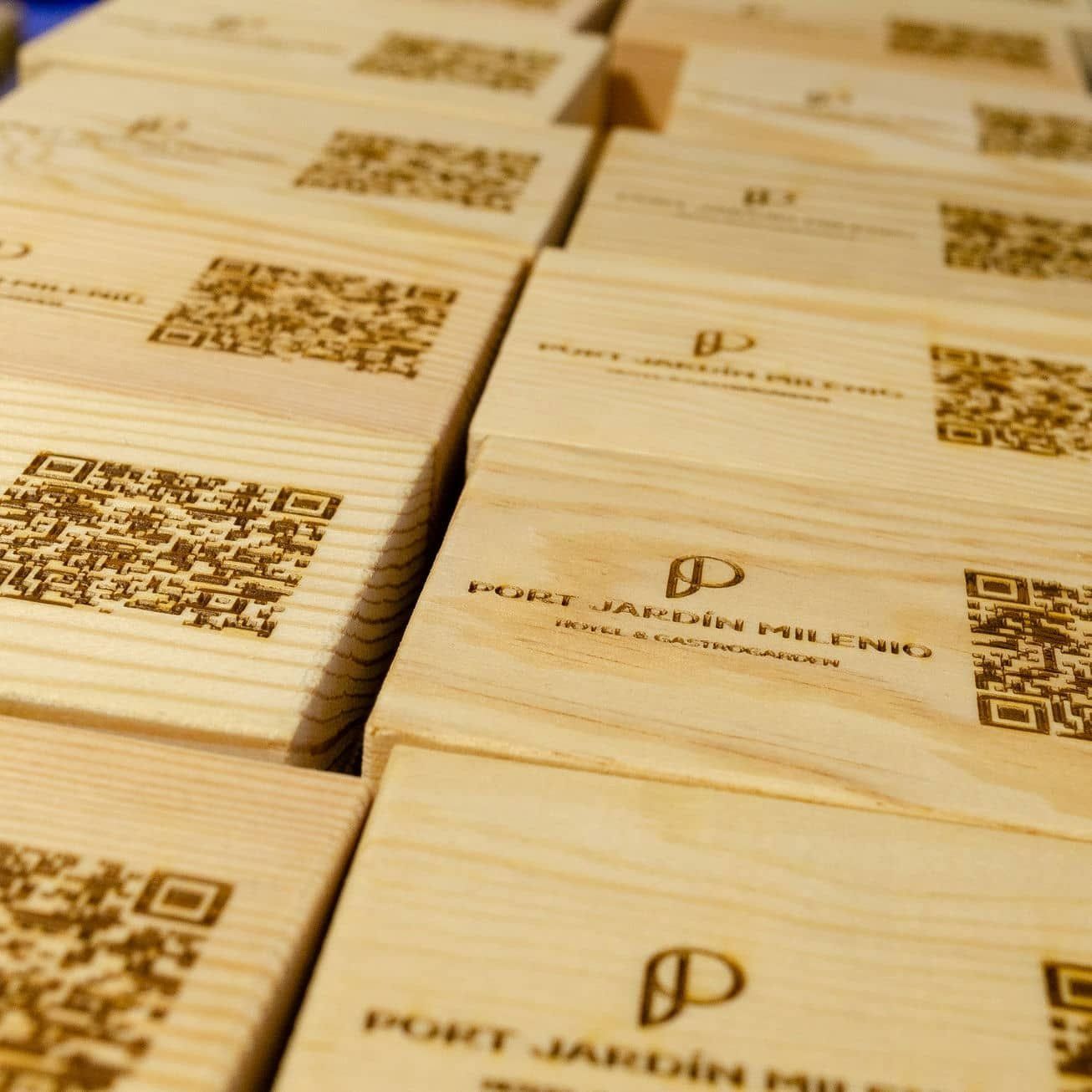 Maderas con QR para cadena PORT HOTELS, IDEÁTICA Madrid