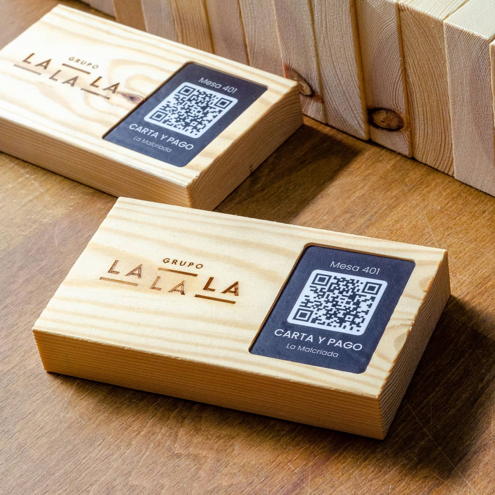 Maderas con soporte para QR para grupo LALALA, trabajo de IDEÁTICA