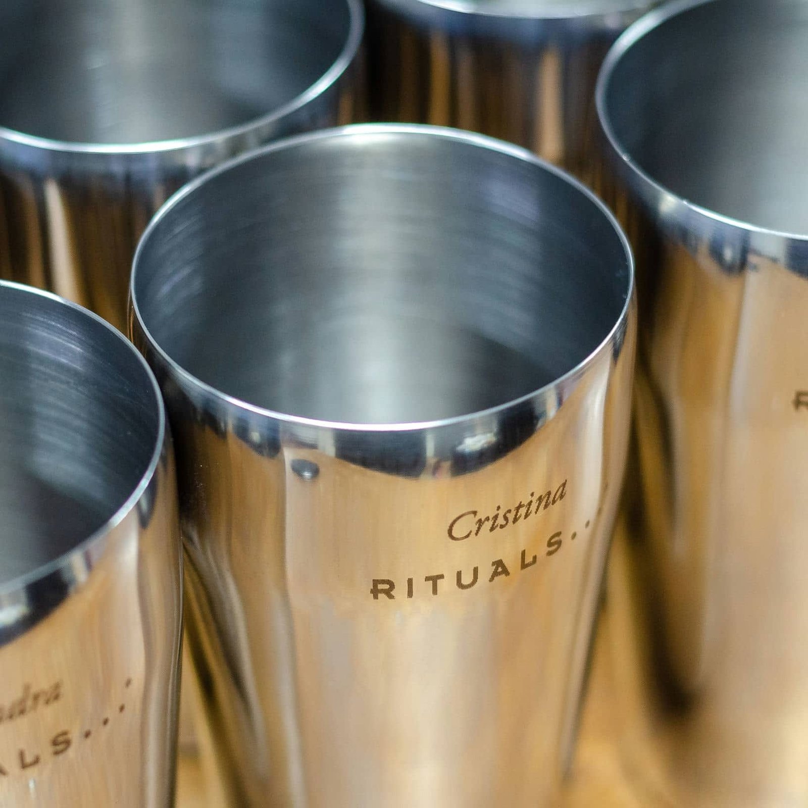 Marcado de cocteleras para evento corporativo de RITUALS, trabajo de IDEÁTICA