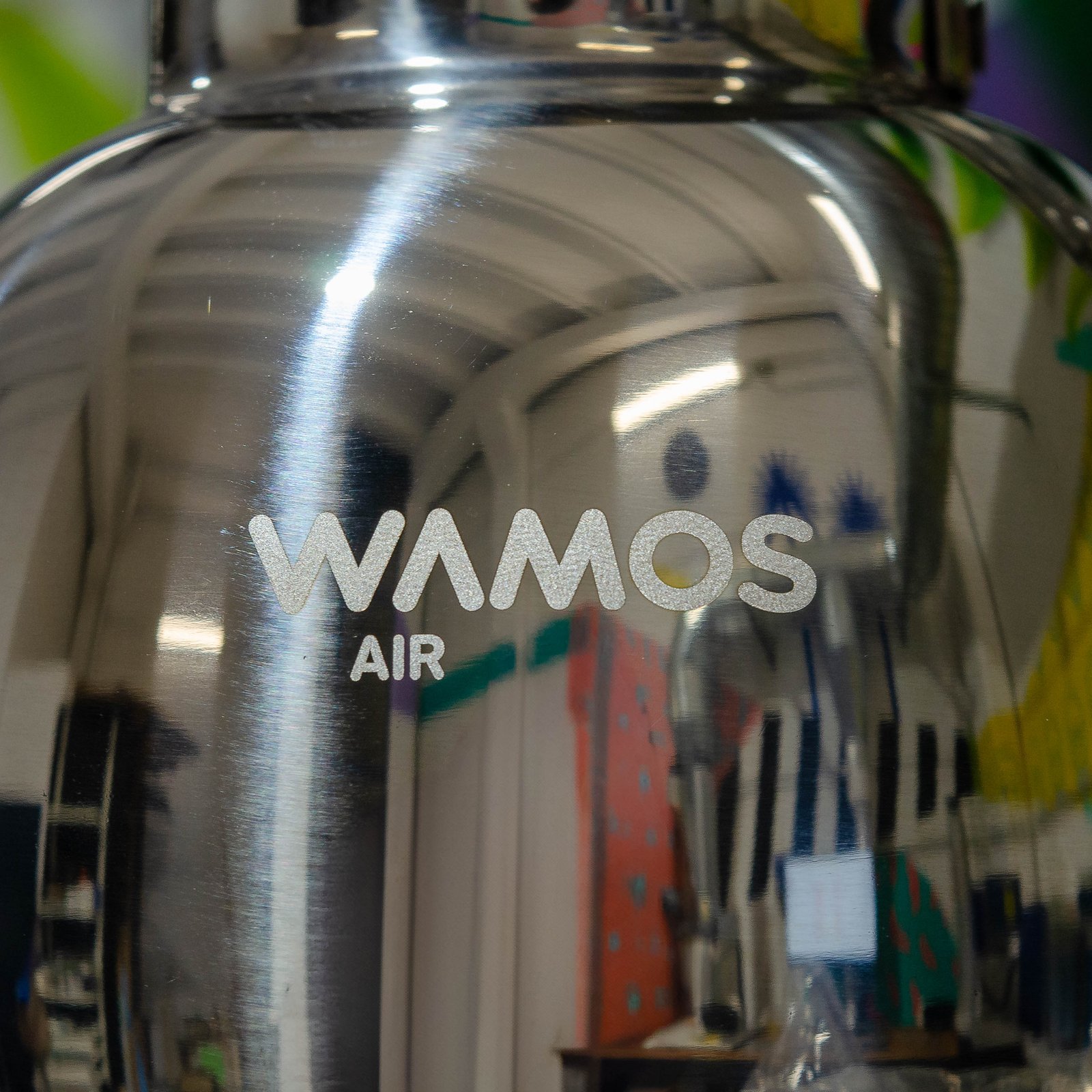Logo WAMOS AIR marcado con láser de fibra en cuerpo de cafetera inox acabado espejo