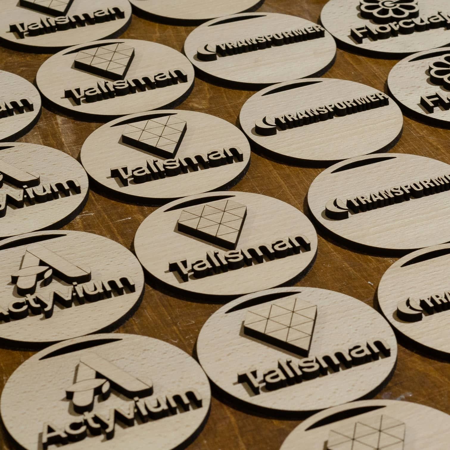 Medallas personalizadas para evento corporativo de TRADECORP, trabajo de IDEÁTICA