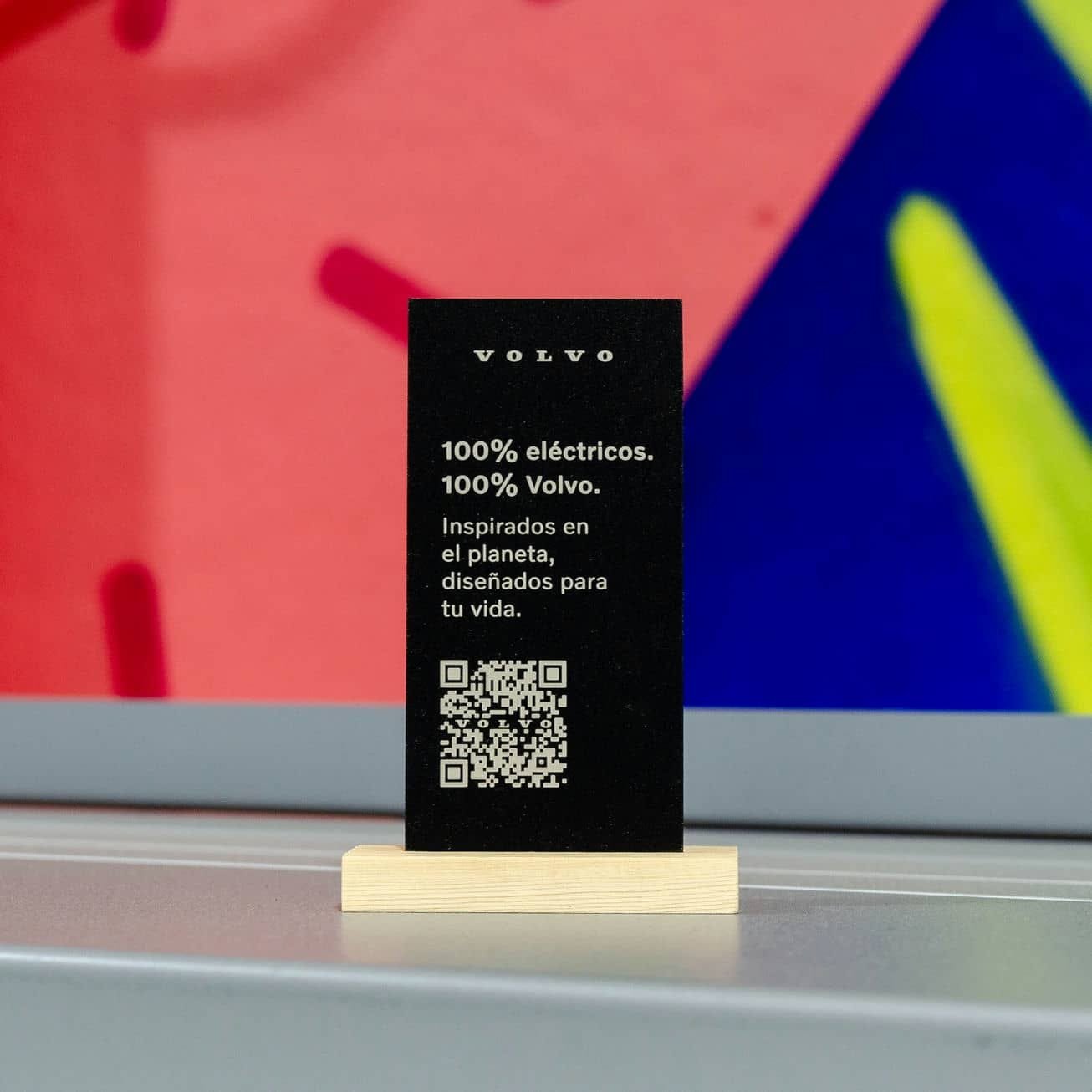 Mini totems informativos para VOLVO, trabajo de IDEÁTICA