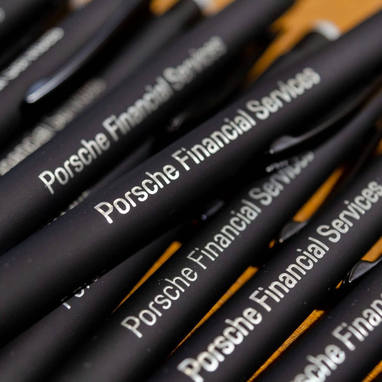 Personalización de bolígrafos para PORSCHE FINANCIAL SERVICES, trabajo de IDEÁTICA